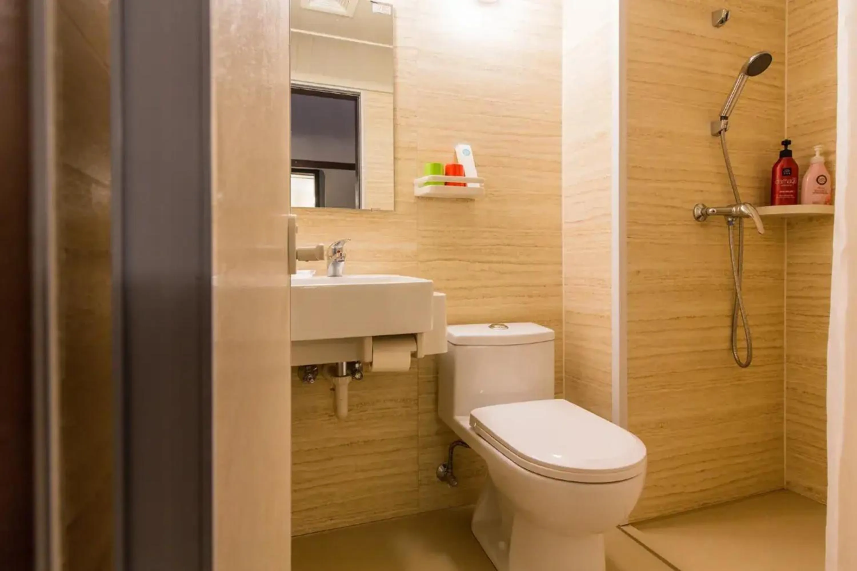 Toilet in Qingdao Kaiyue Hotel Zhongshan Road St Michael's Cathedral and Zhanqiao Pier