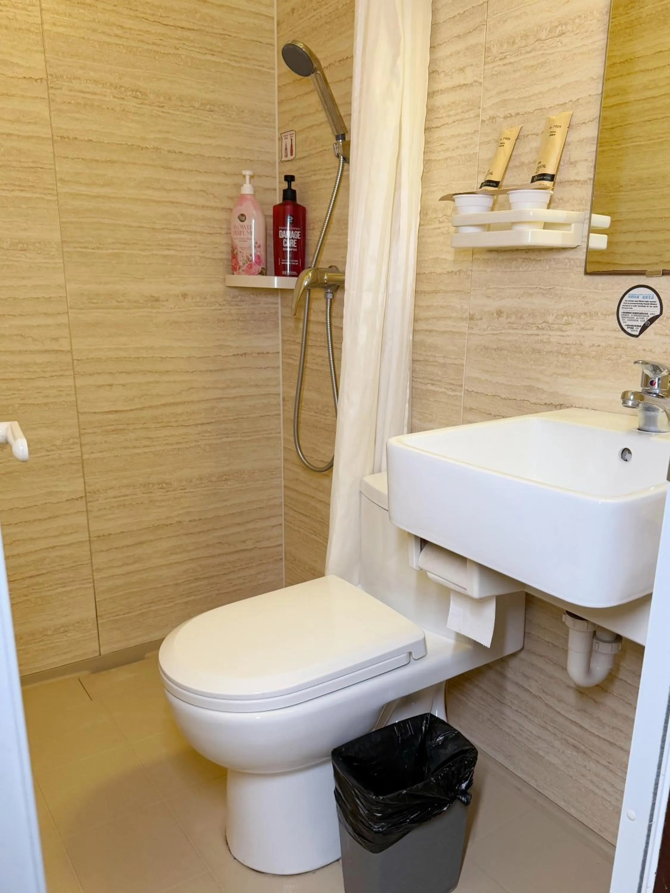 Toilet in Qingdao Kaiyue Hotel Zhongshan Road St Michael's Cathedral and Zhanqiao Pier