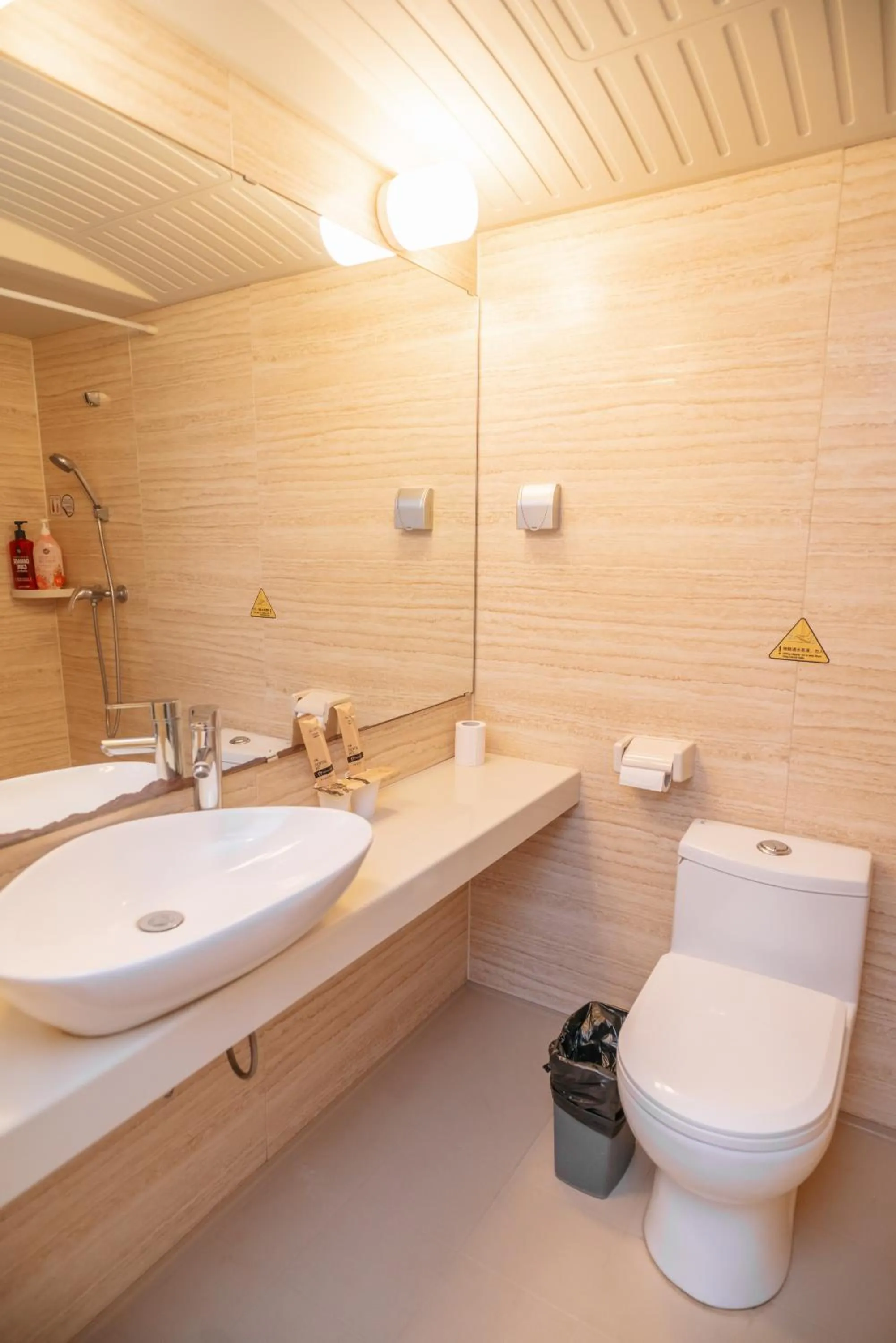 Bathroom in Qingdao Kaiyue Hotel Zhongshan Road St Michael's Cathedral and Zhanqiao Pier