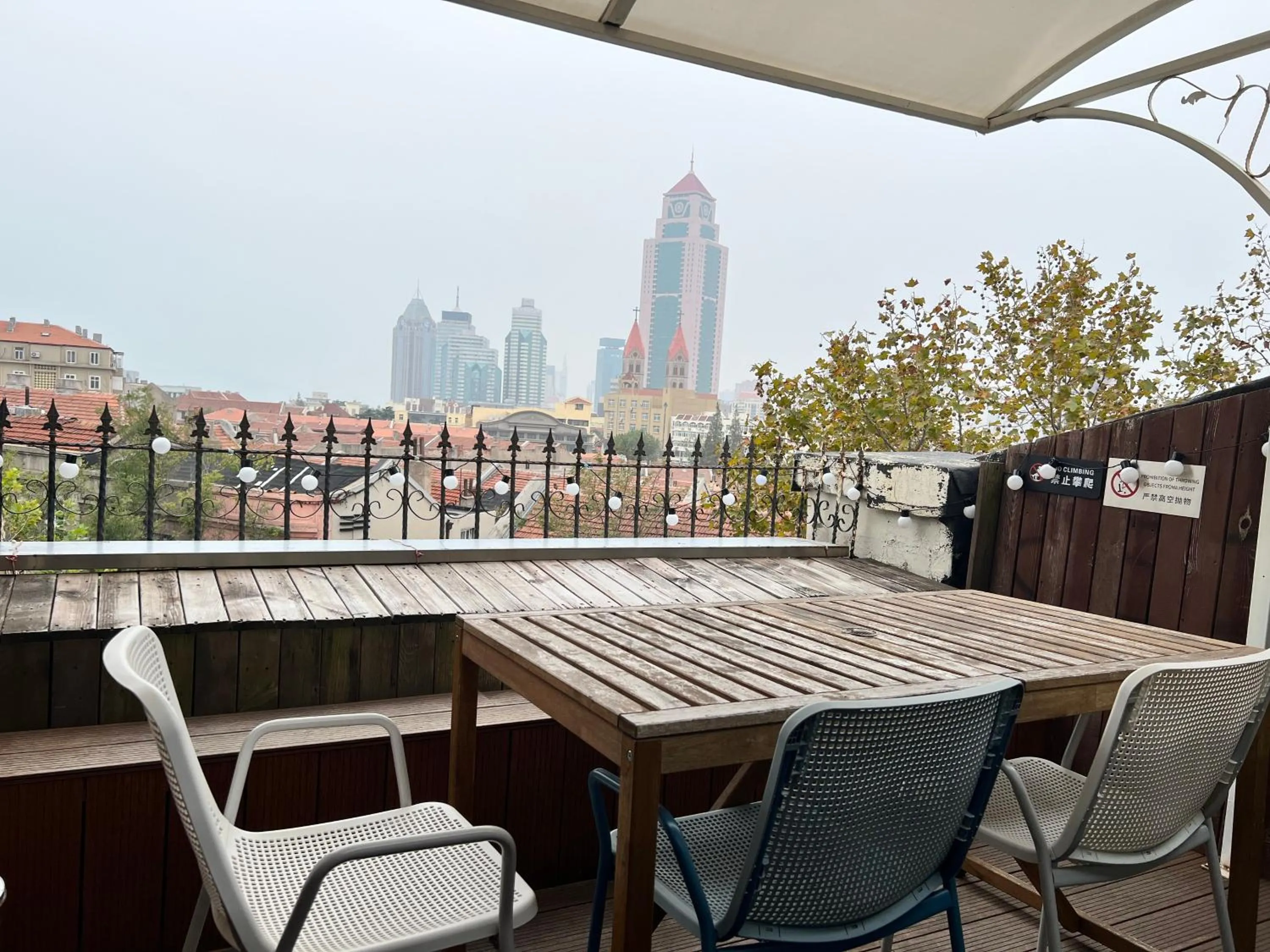 Communal lounge/ TV room in Qingdao Kaiyue Hotel Zhongshan Road St Michael's Cathedral and Zhanqiao Pier