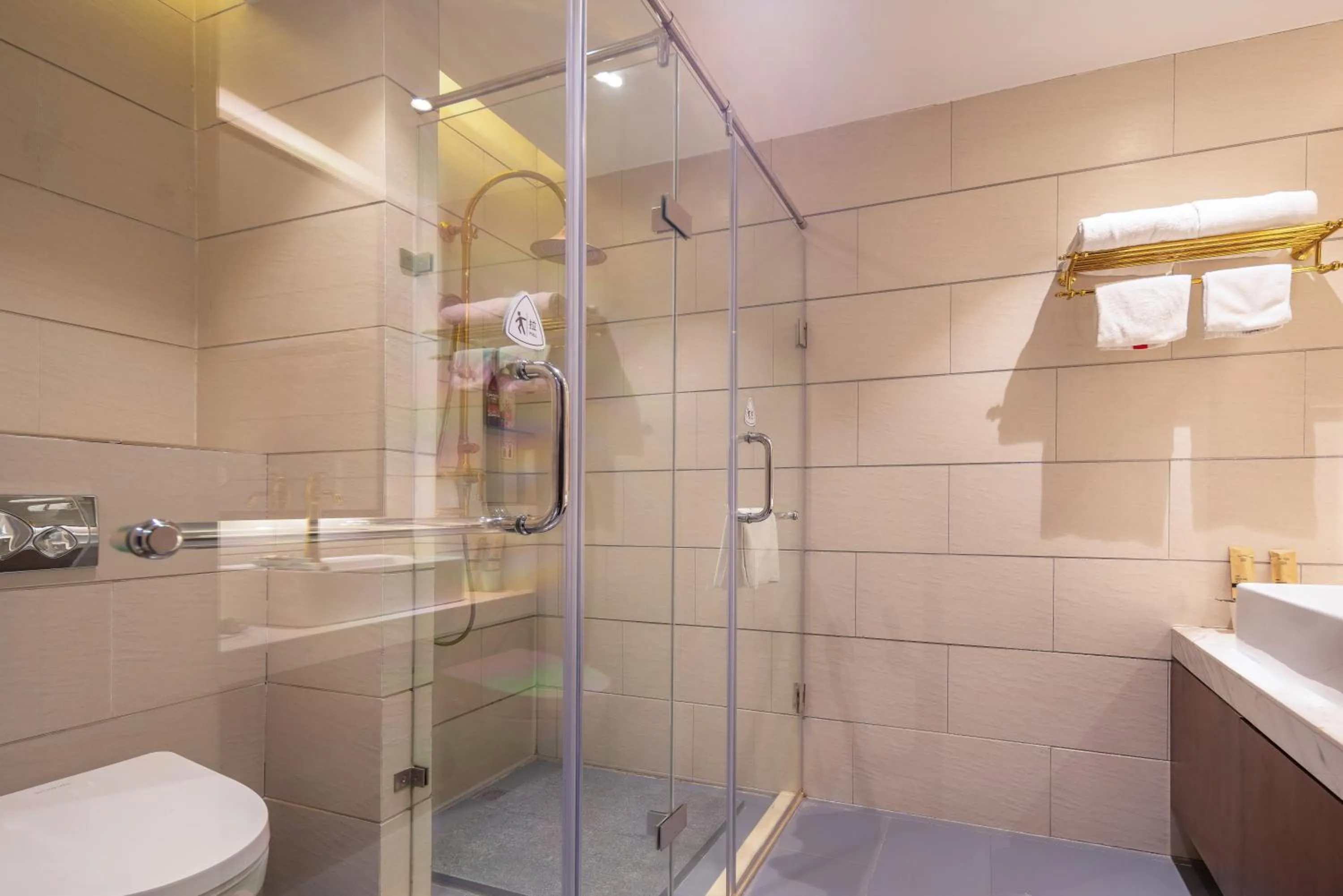 Qingdao Kaiyue Hotel Zhongshan Road St Michael's Cathedral and Zhanqiao Pier