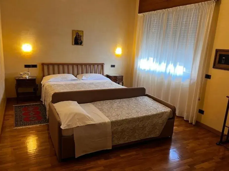 Comfort Triple Room in Grand Hotel Excelsior Comfort Triple Room in Grand Hotel Excelsior