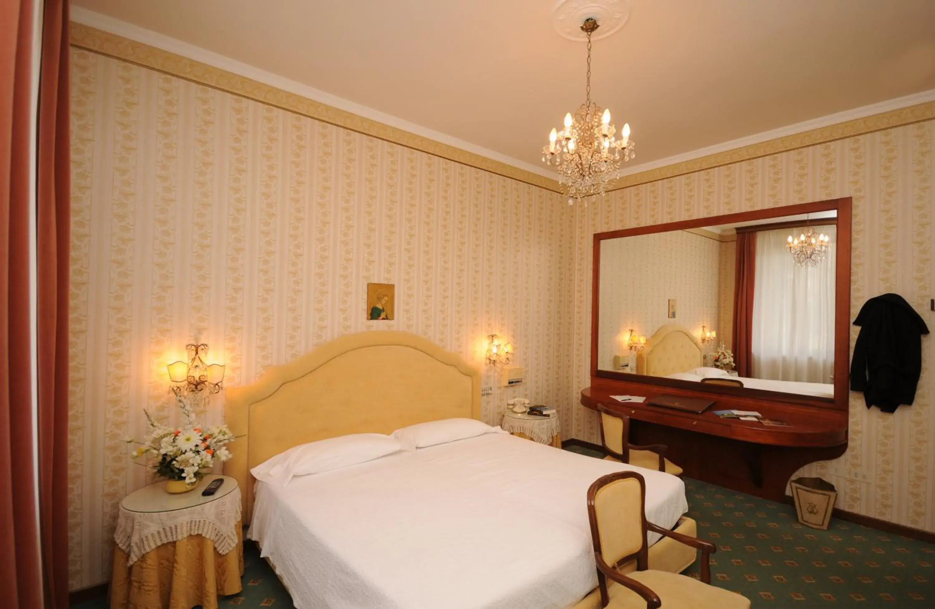 Basic Double or Twin Room in Grand Hotel Excelsior Basic Double or Twin Room in Grand Hotel Excelsior