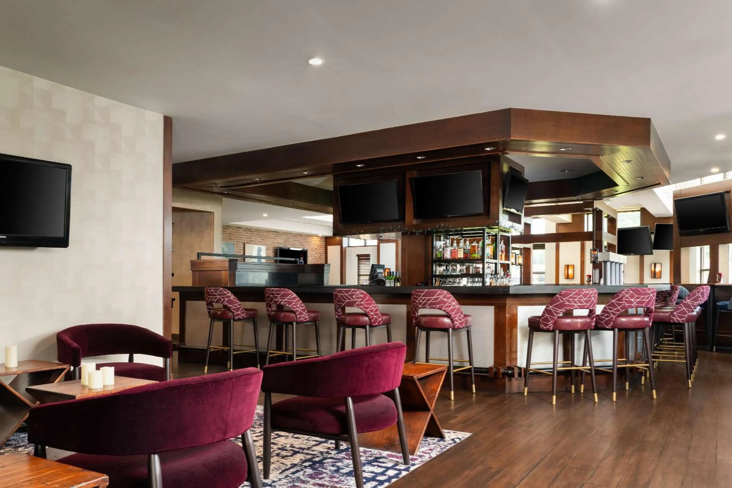 Lounge or bar in DoubleTree by Hilton Bradley International Airport