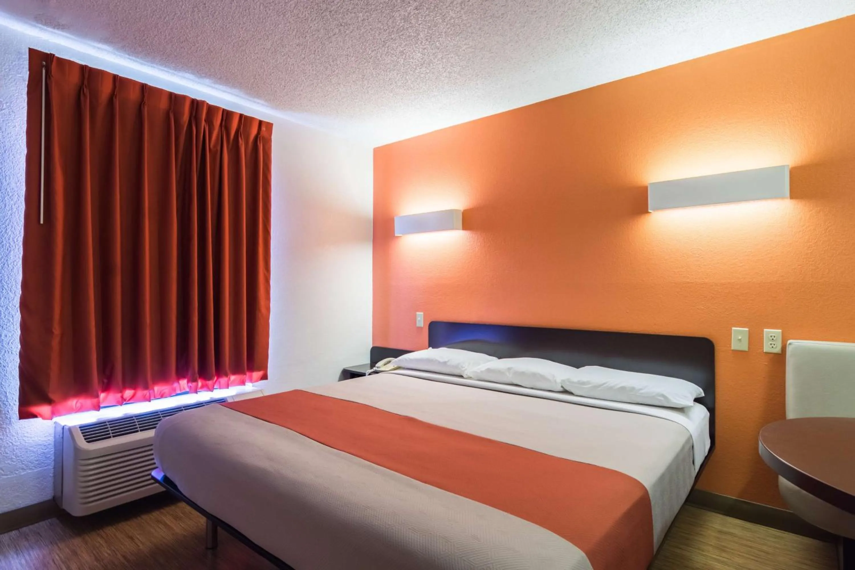 Photo of the whole room, Bed in Motel 6-Arkadelphia, AR