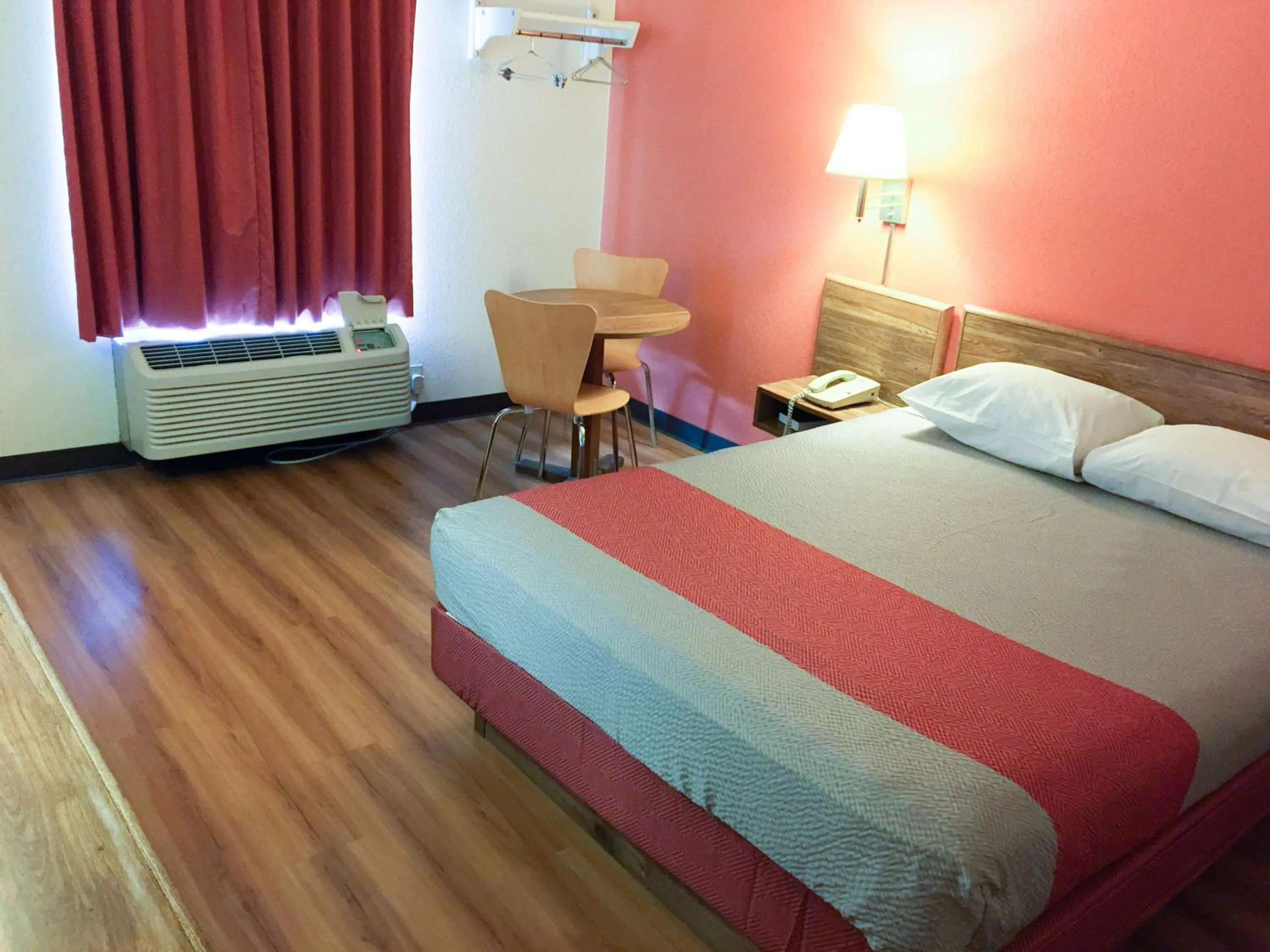 Photo of the whole room, Bed in Motel 6-Arkadelphia, AR