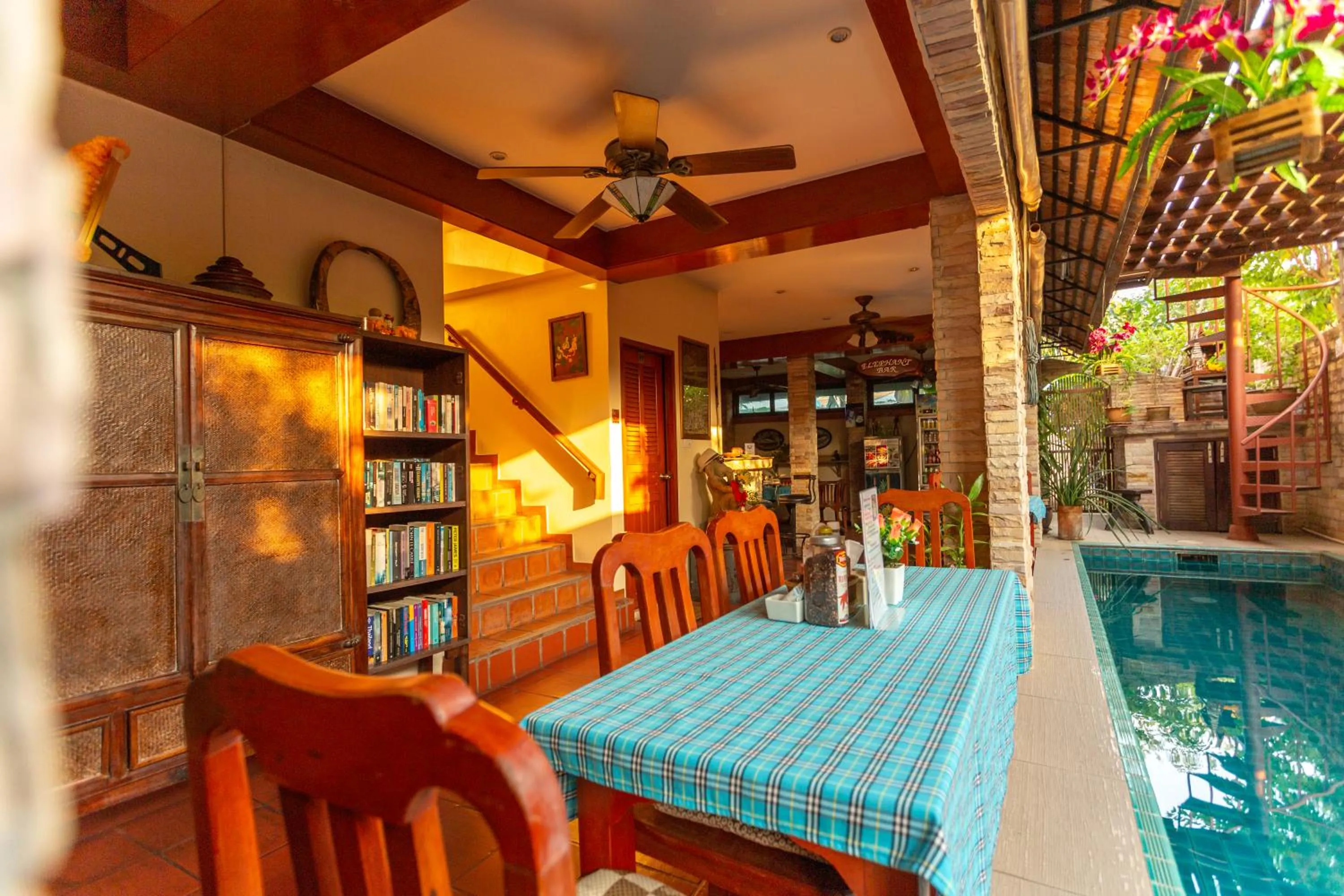 Restaurant/places to eat in Chang Charlie Inn, Boutique