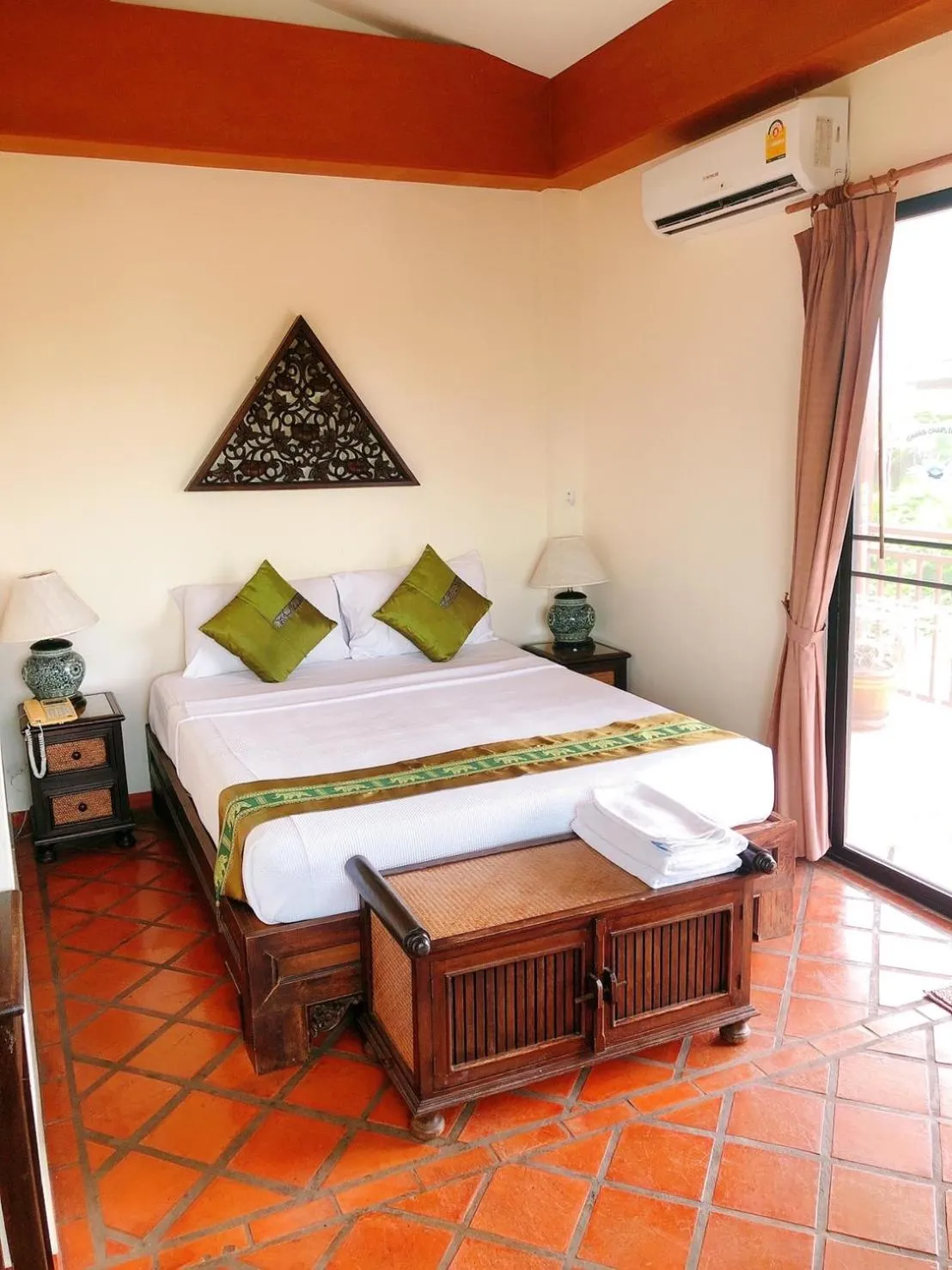 Bed in Chang Charlie Inn, Boutique