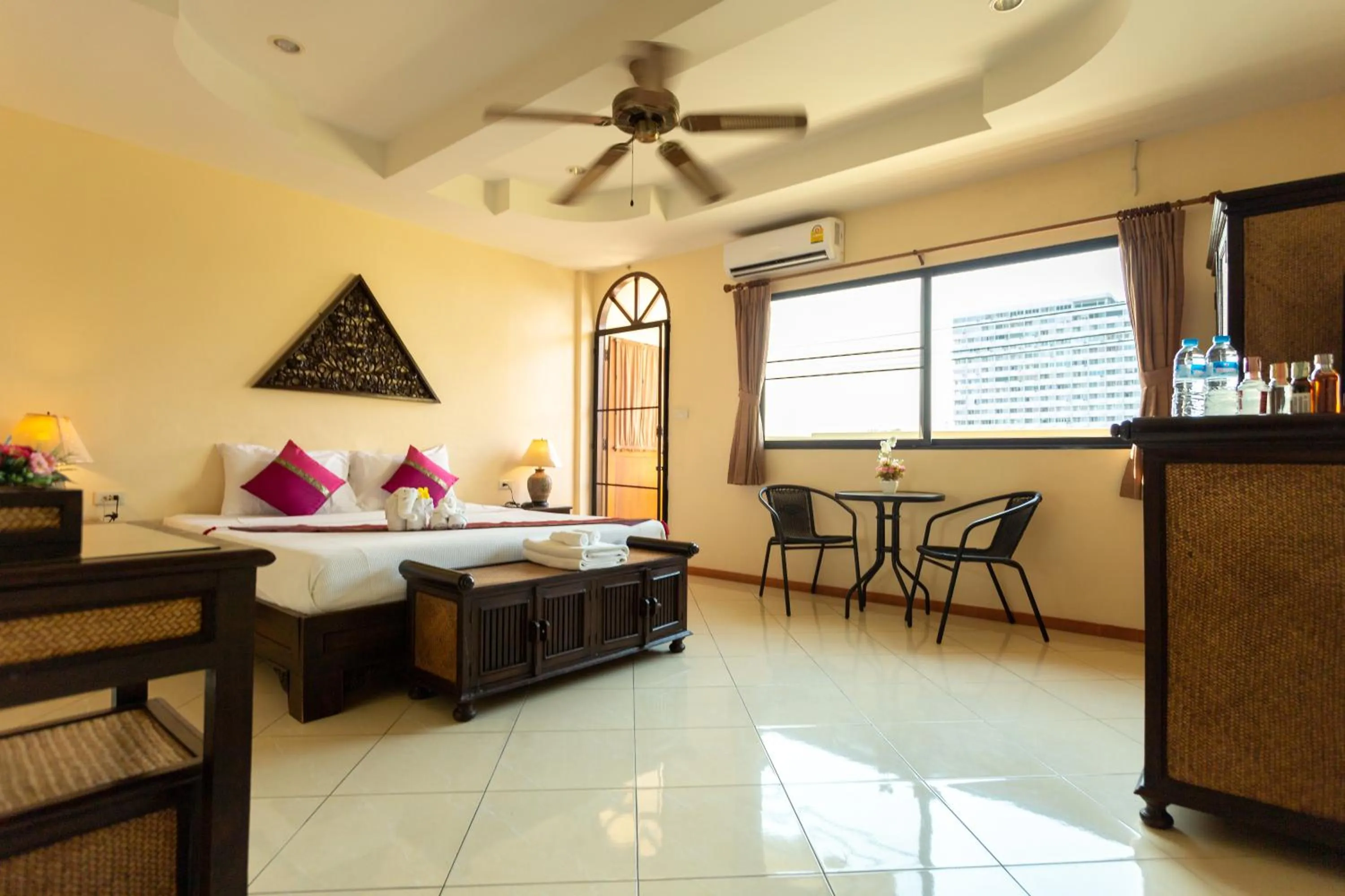 Photo of the whole room, Bed in Chang Charlie Inn, Boutique