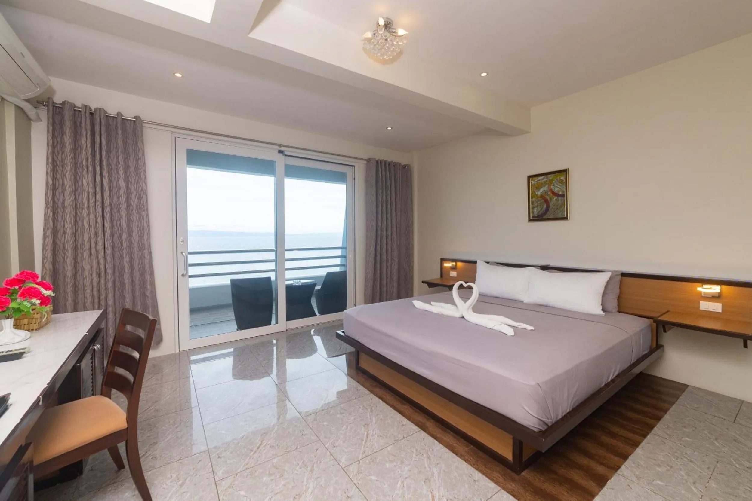 Photo of the whole room, Bed in Panglao Sea Resort - Tangnan