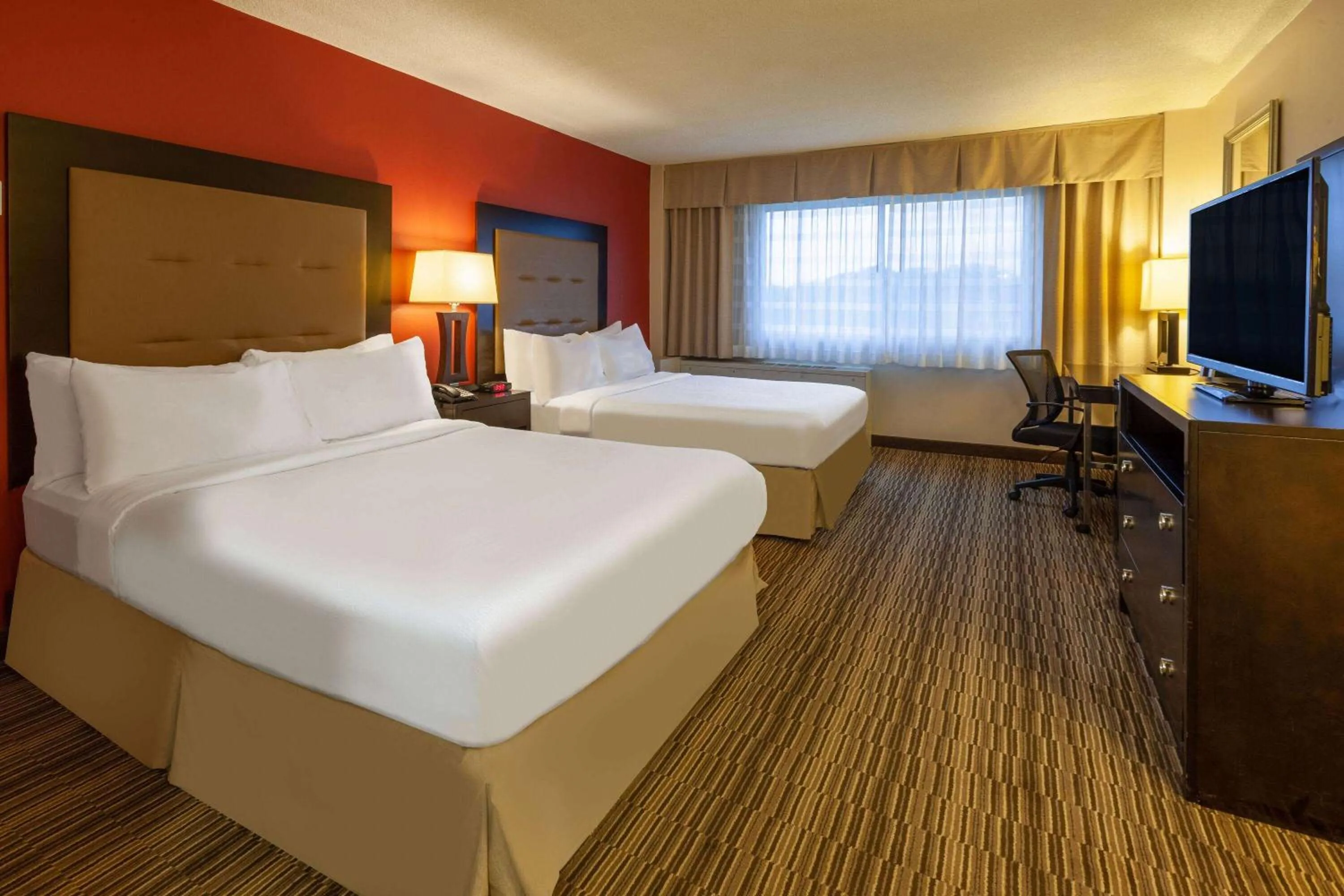 Photo of the whole room, Bed in Randolph House Hotel, Trademark Collection by Wyndham