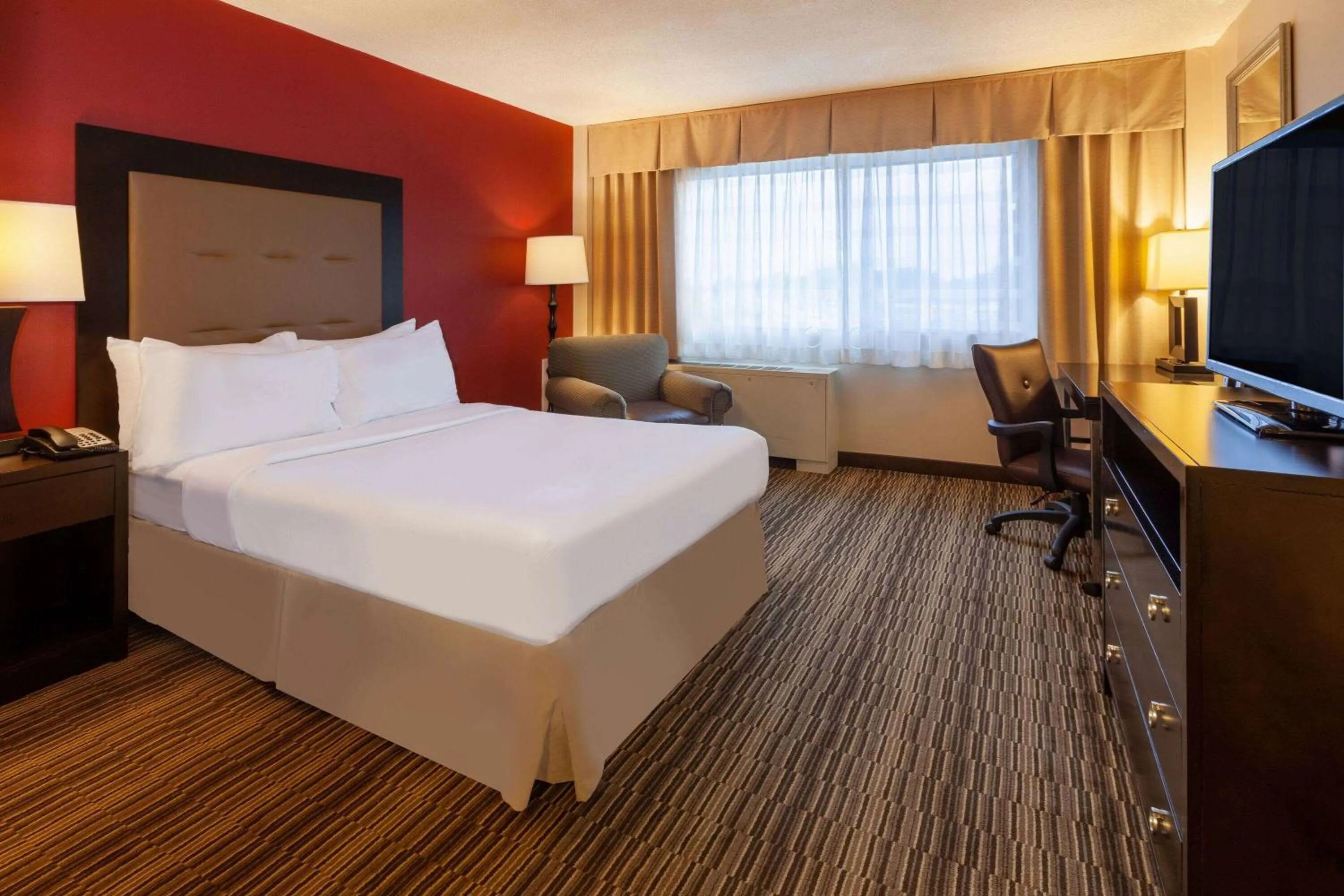 Photo of the whole room, Bed in Randolph House Hotel, Trademark Collection by Wyndham