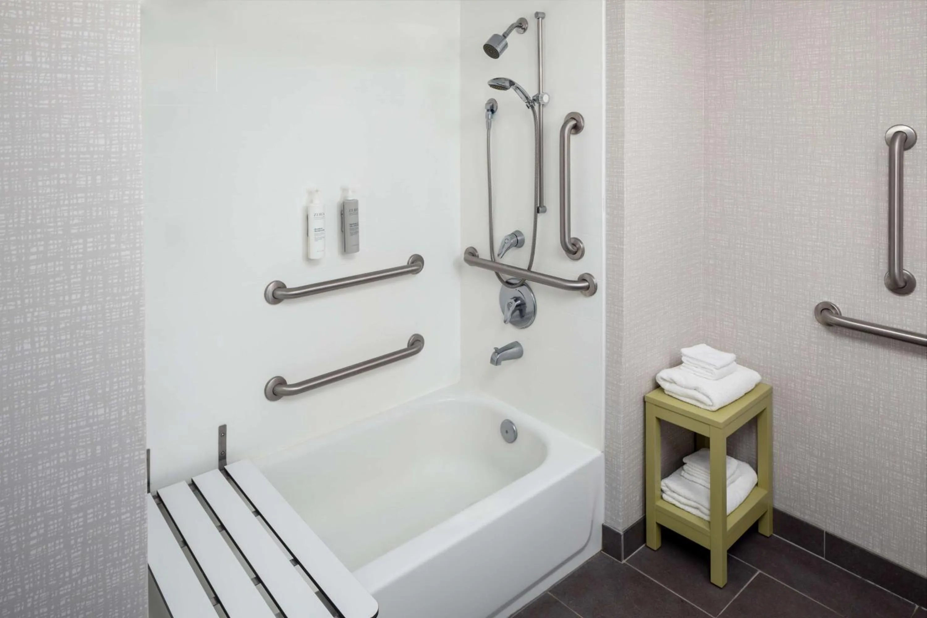 Bathroom in Hampton Inn & Suites Savannah - I-95 South - Gateway