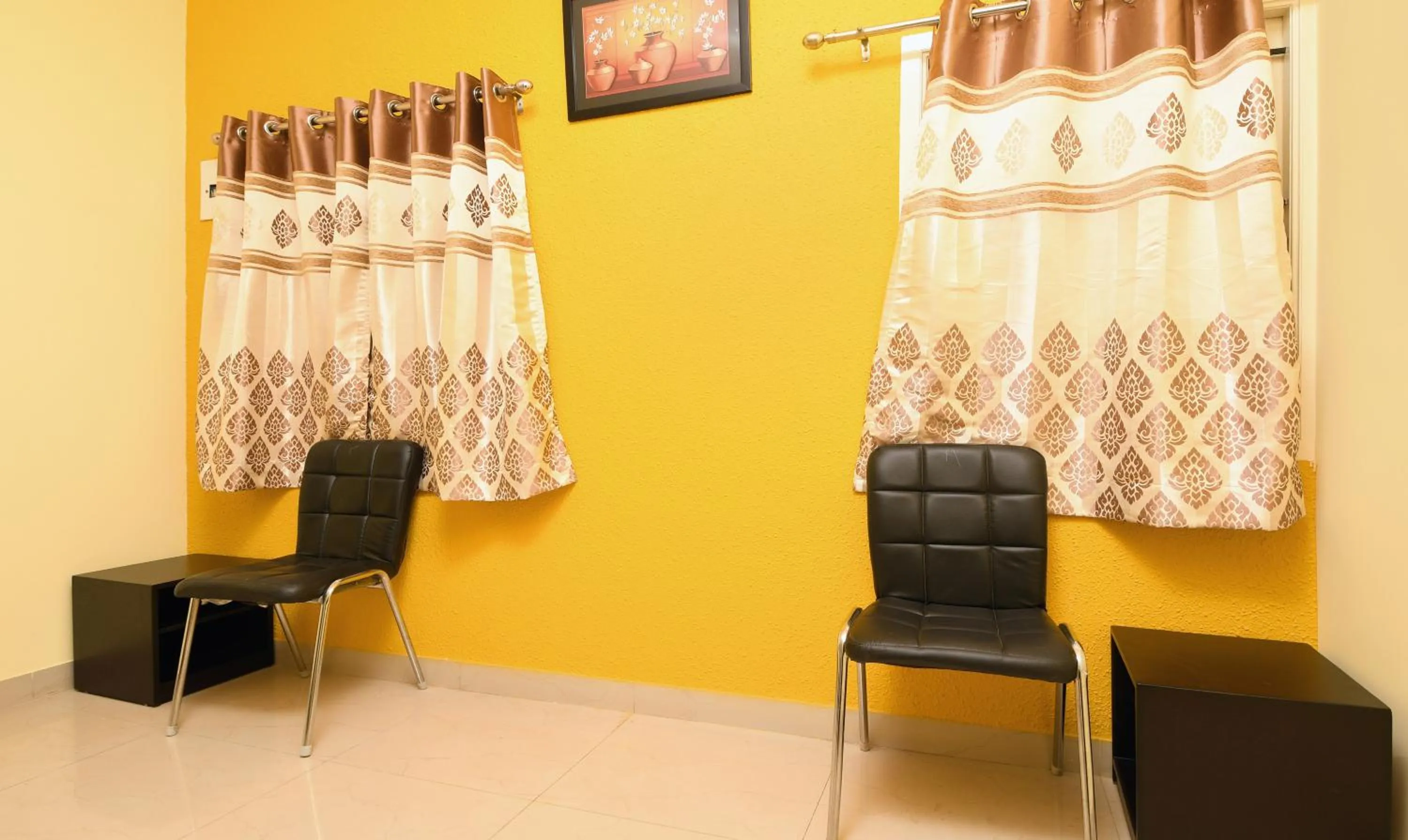 Seating area in Itsy Hotels Shivas Kuteera