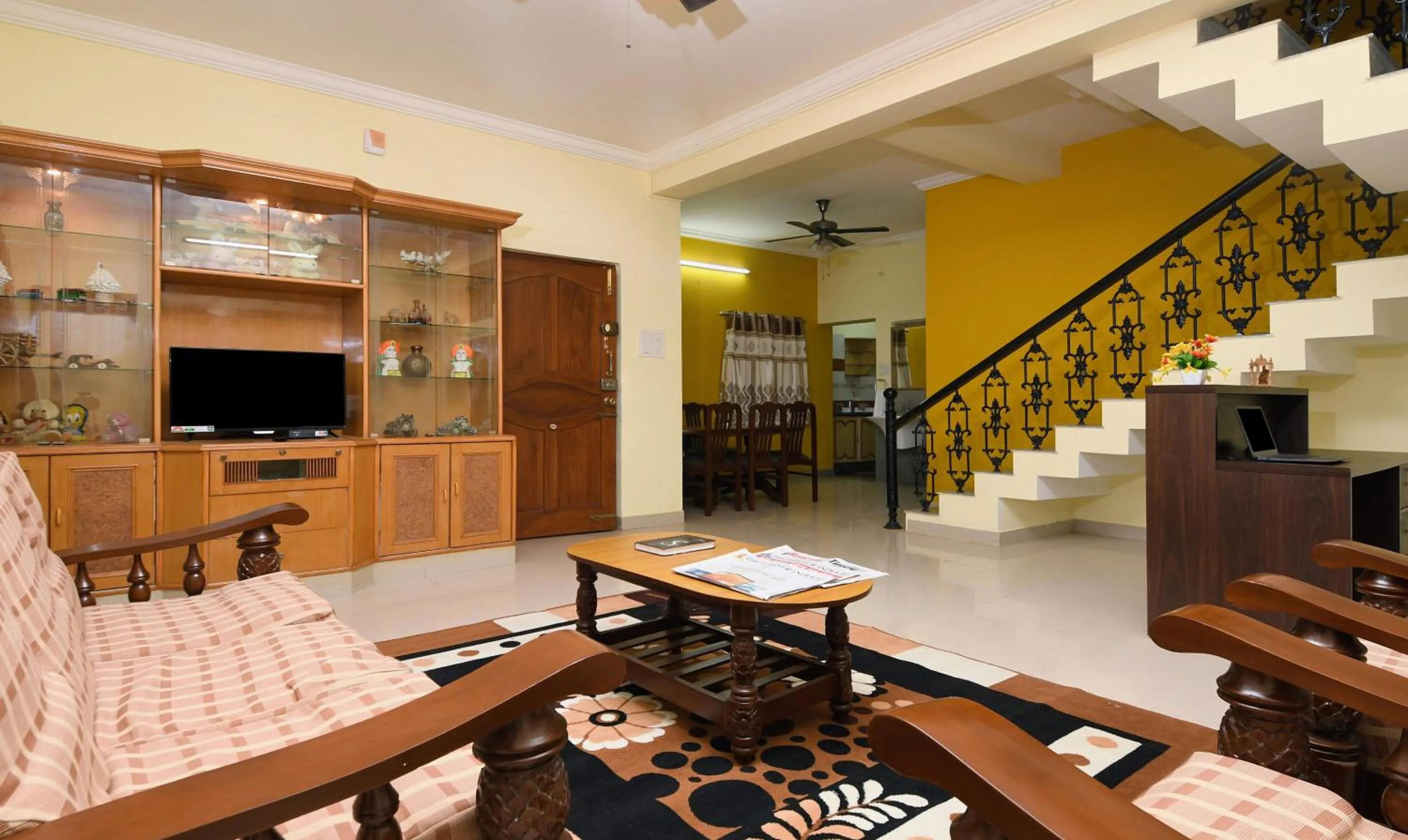 Seating area in Itsy Hotels Shivas Kuteera