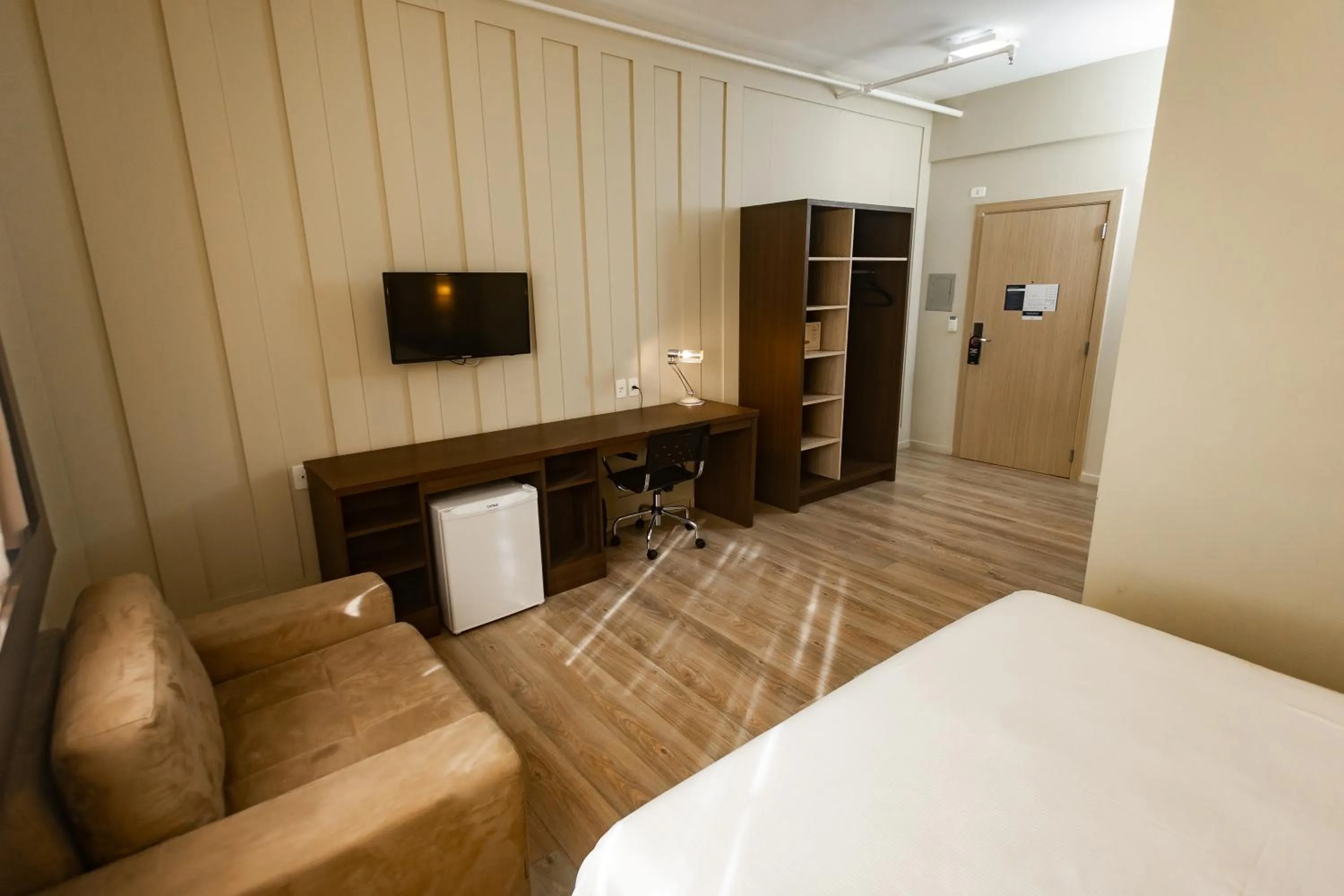 Photo of the whole room, Bed in Master Cosmopolitan Moinhos de Vento