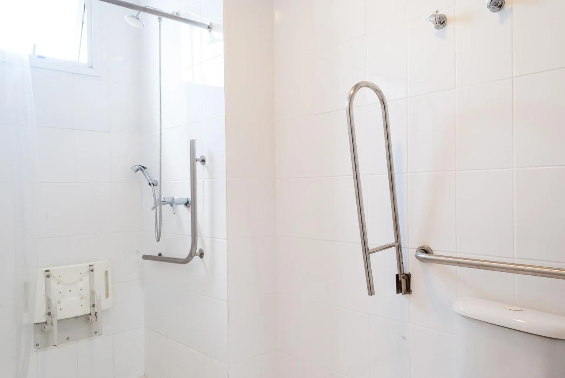 Shower in Master Cosmopolitan Moinhos de Vento