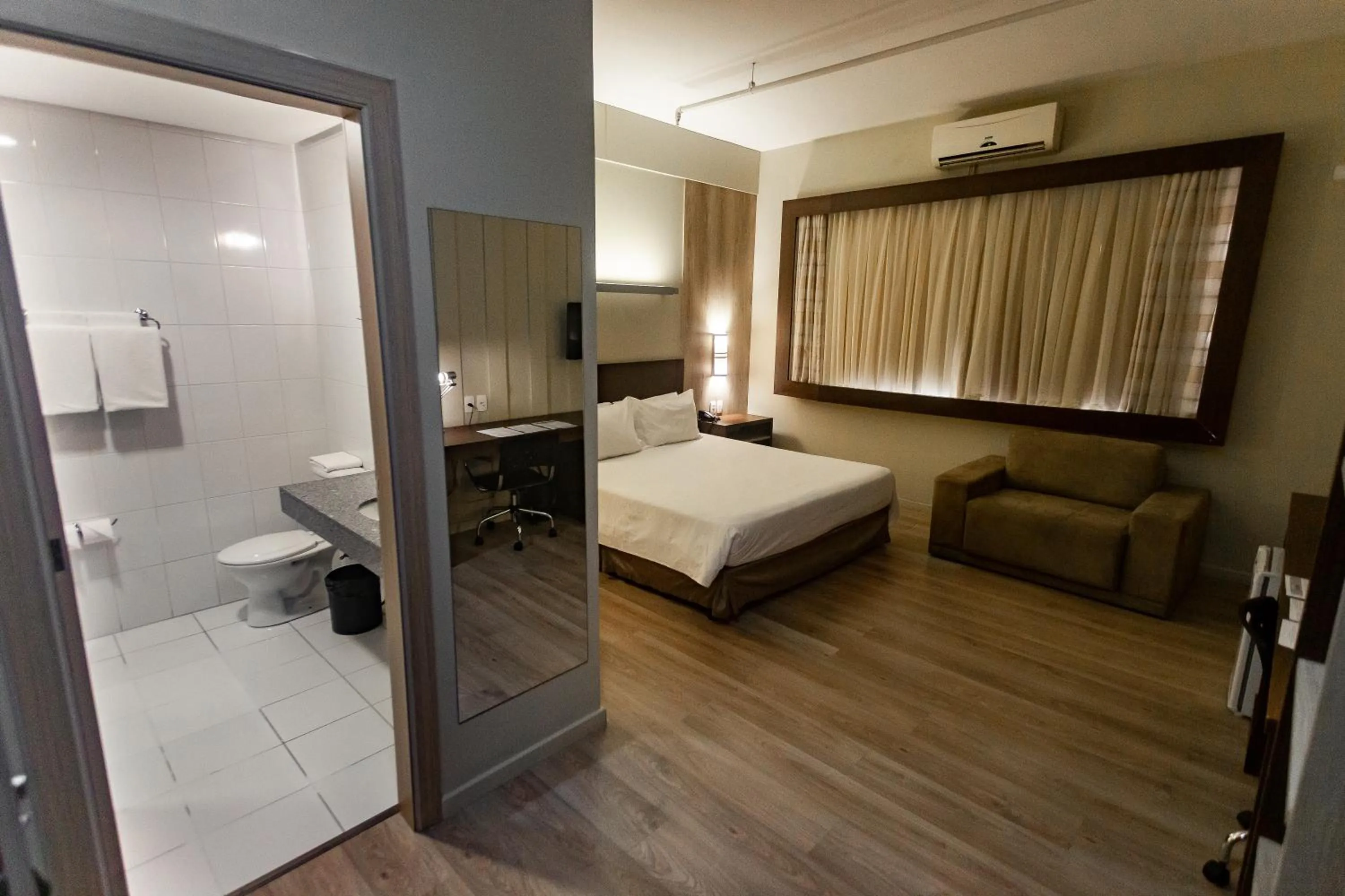 Toilet, Bed in Master Cosmopolitan Moinhos de Vento