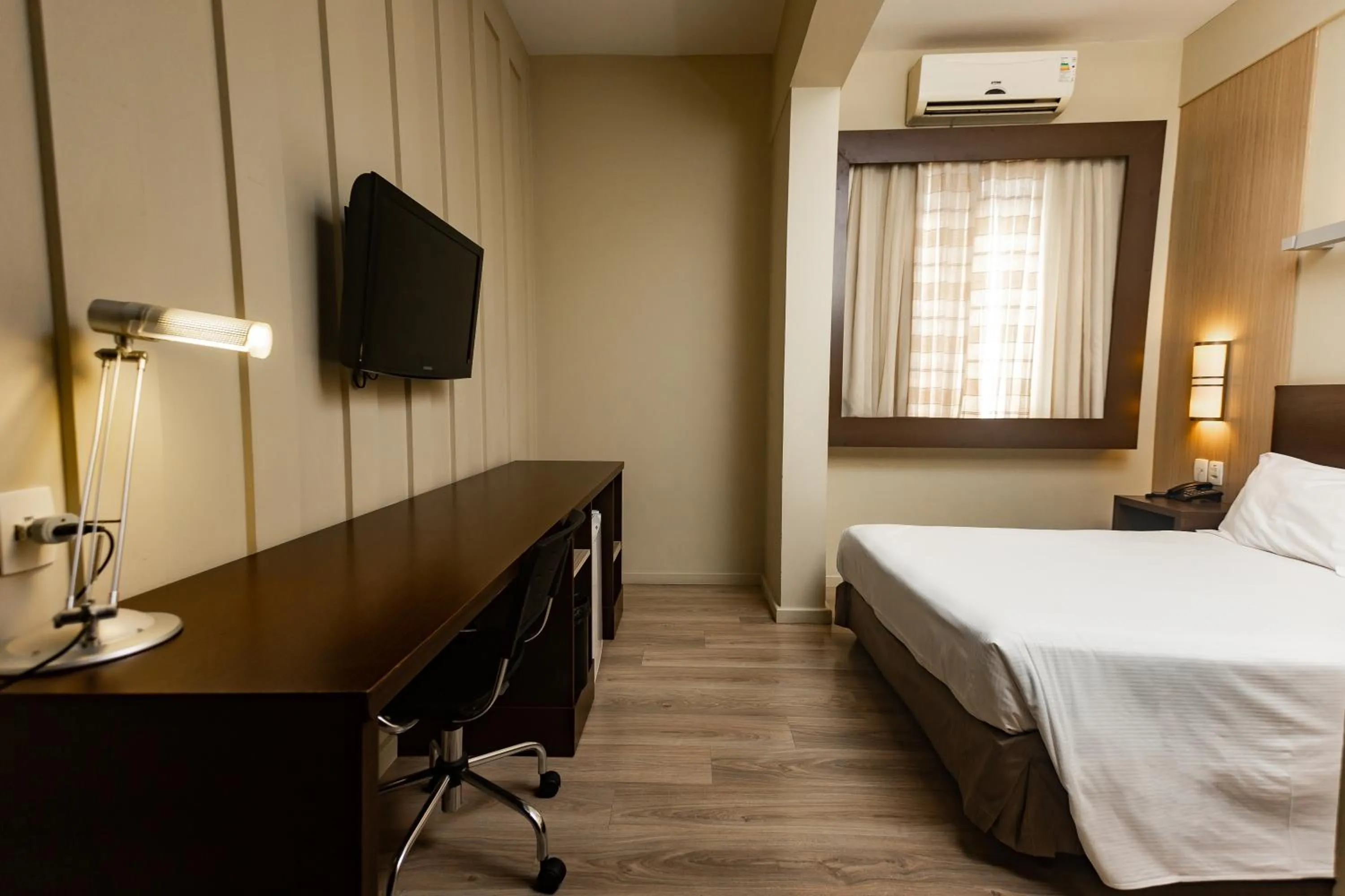 Photo of the whole room, Bed in Master Cosmopolitan Moinhos de Vento