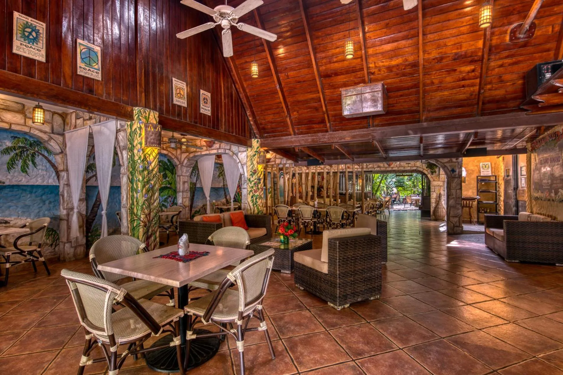 Restaurant/places to eat in El Sano Banano Beachside Hotel