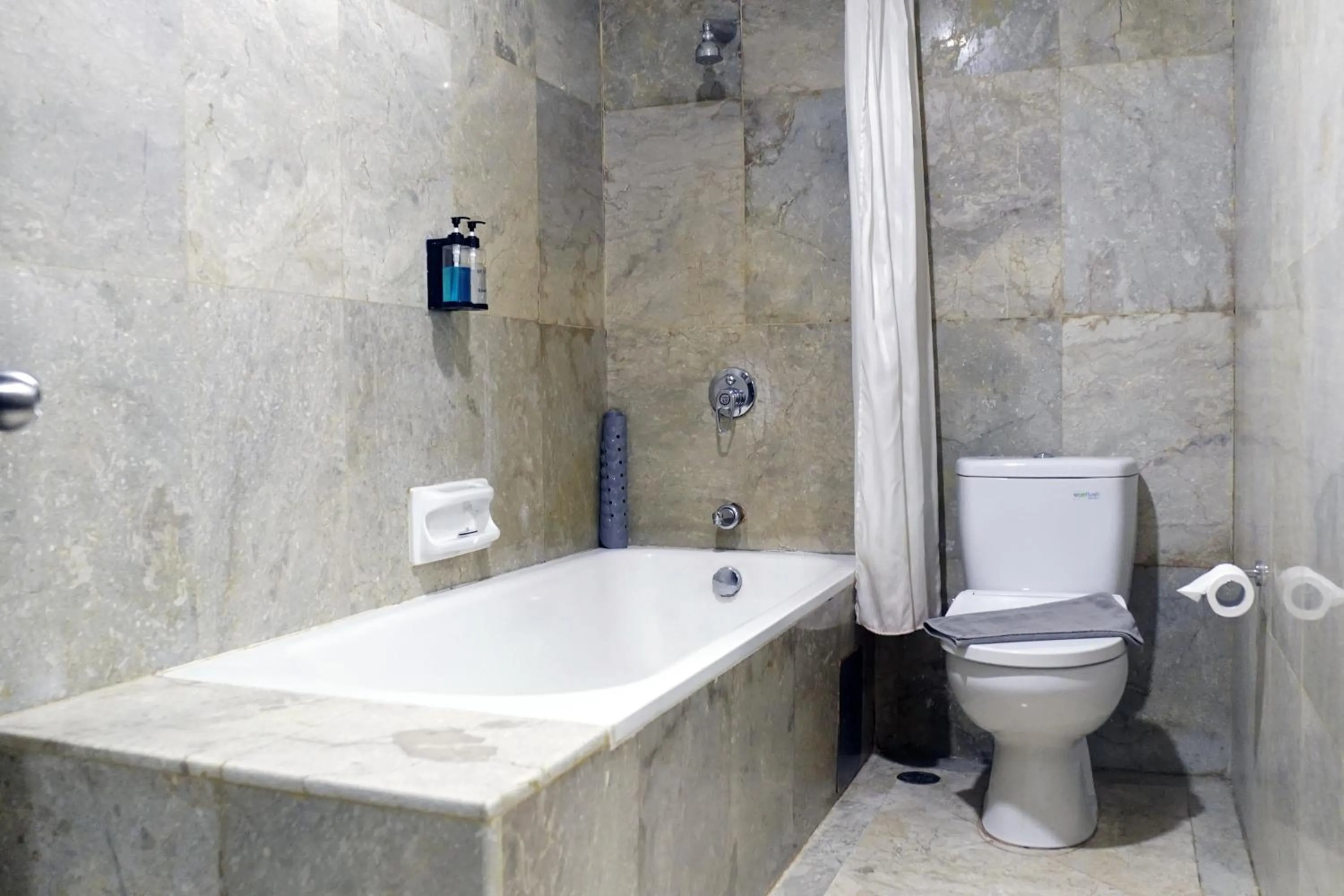 Bath in Beverly Hotel Batam