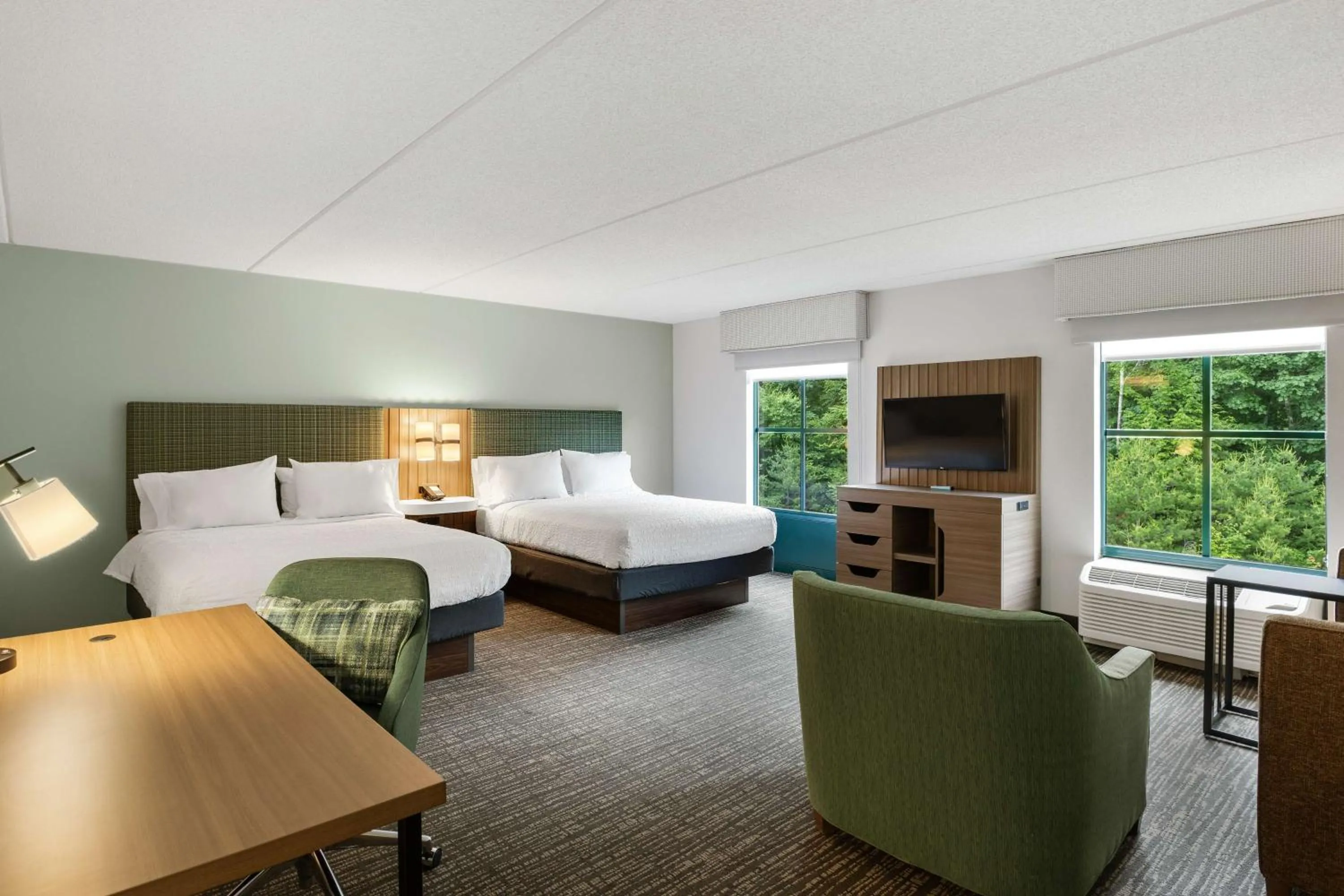 Bed in Hampton Inn & Suites Lake George