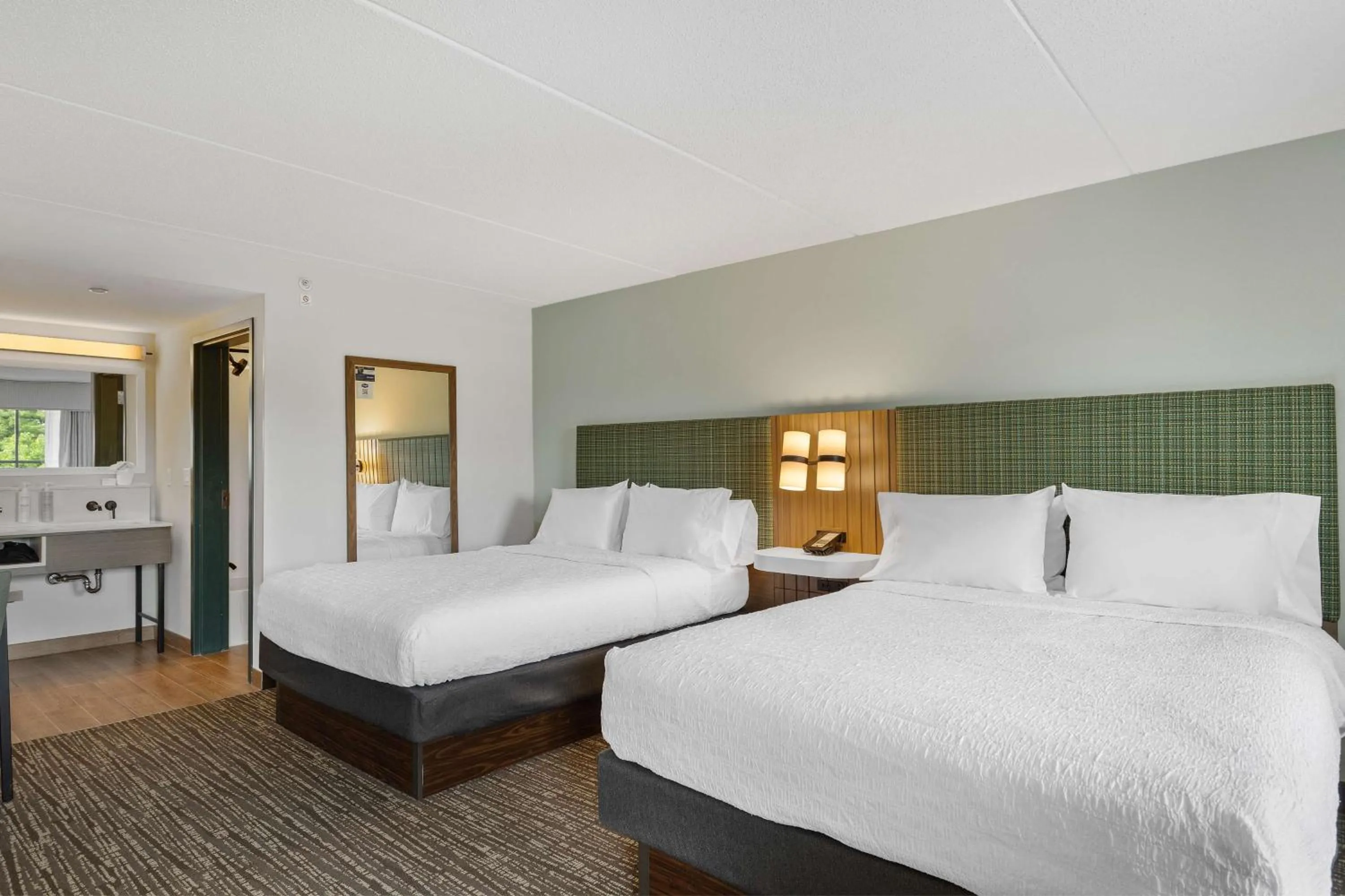 Bed in Hampton Inn & Suites Lake George