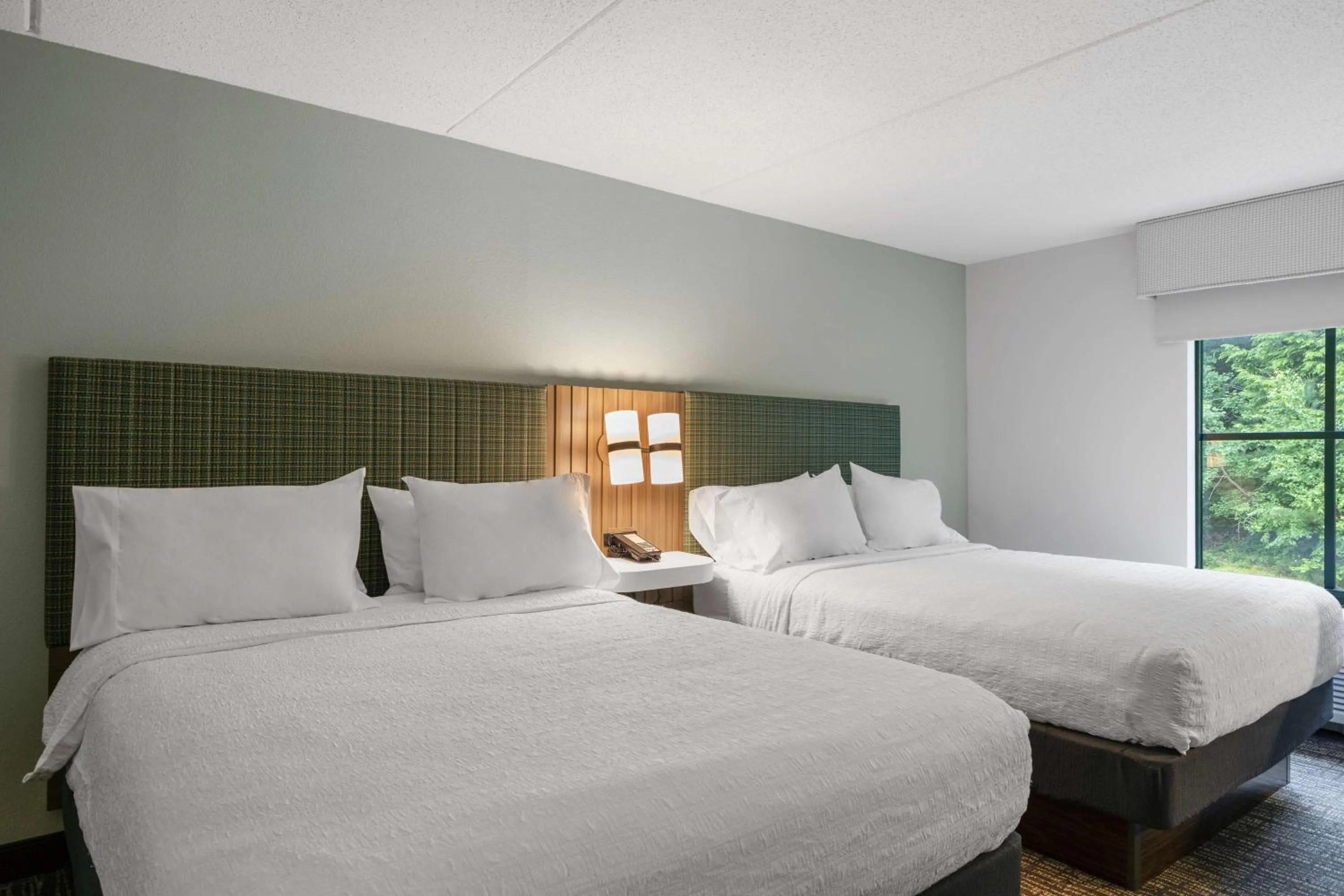 Bed in Hampton Inn & Suites Lake George