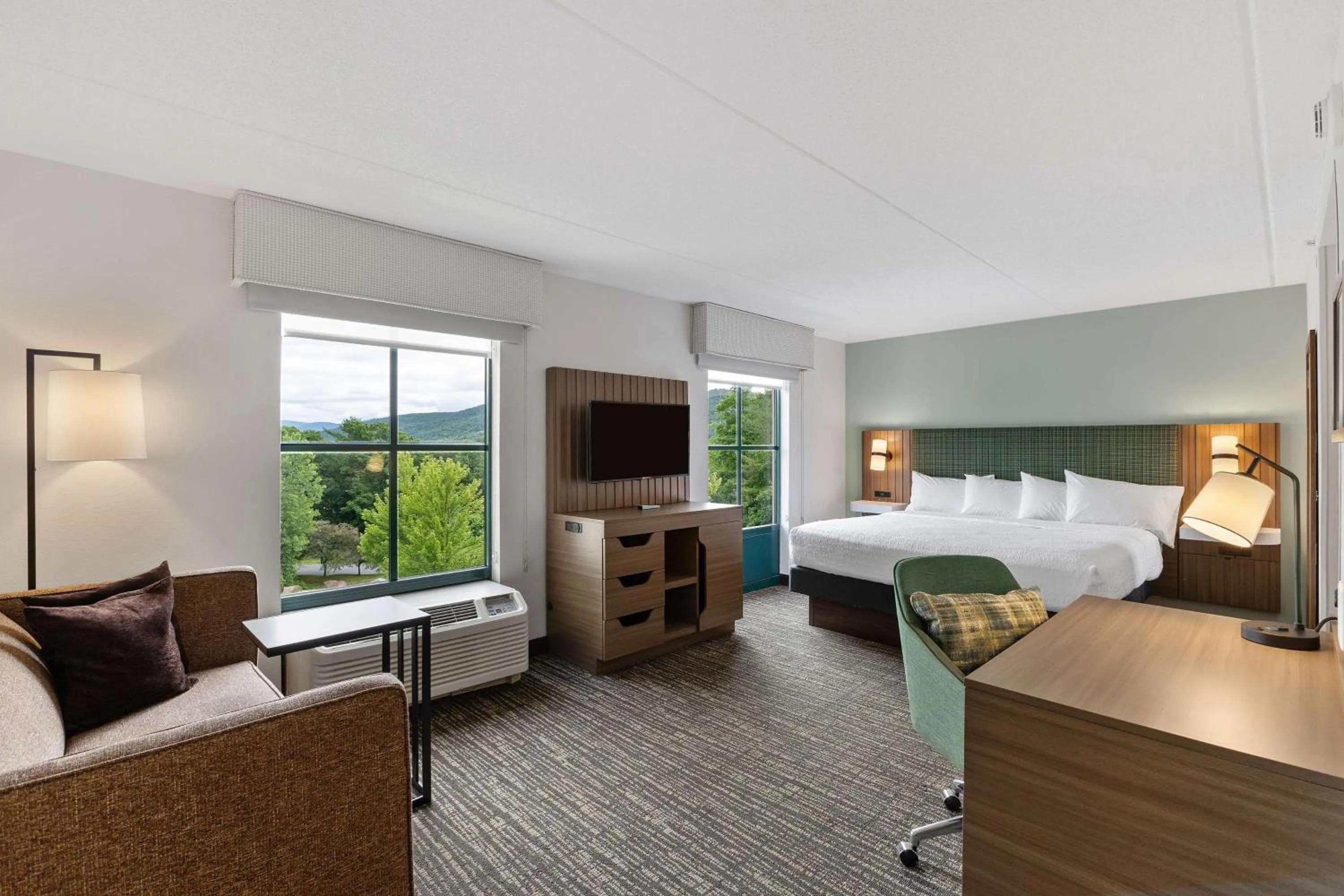 Living room, Bed in Hampton Inn & Suites Lake George