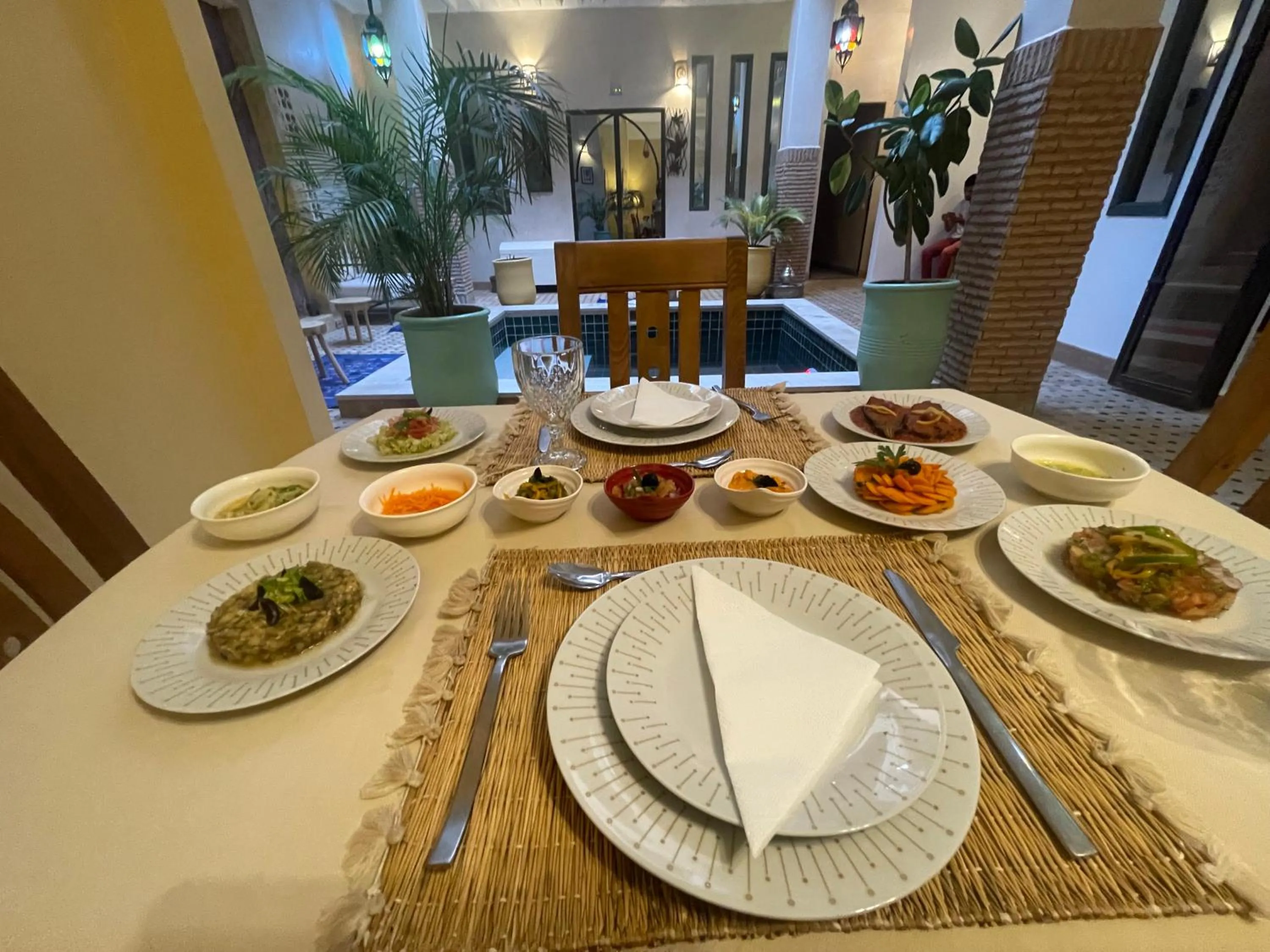 Restaurant/places to eat in Riad Samarine