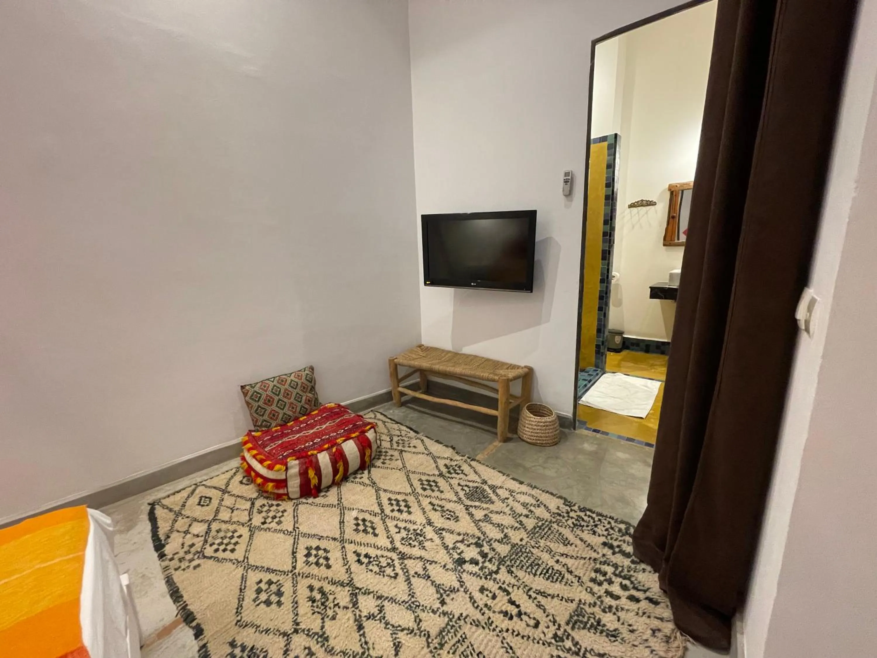 Communal lounge/ TV room, Bed in Riad Samarine