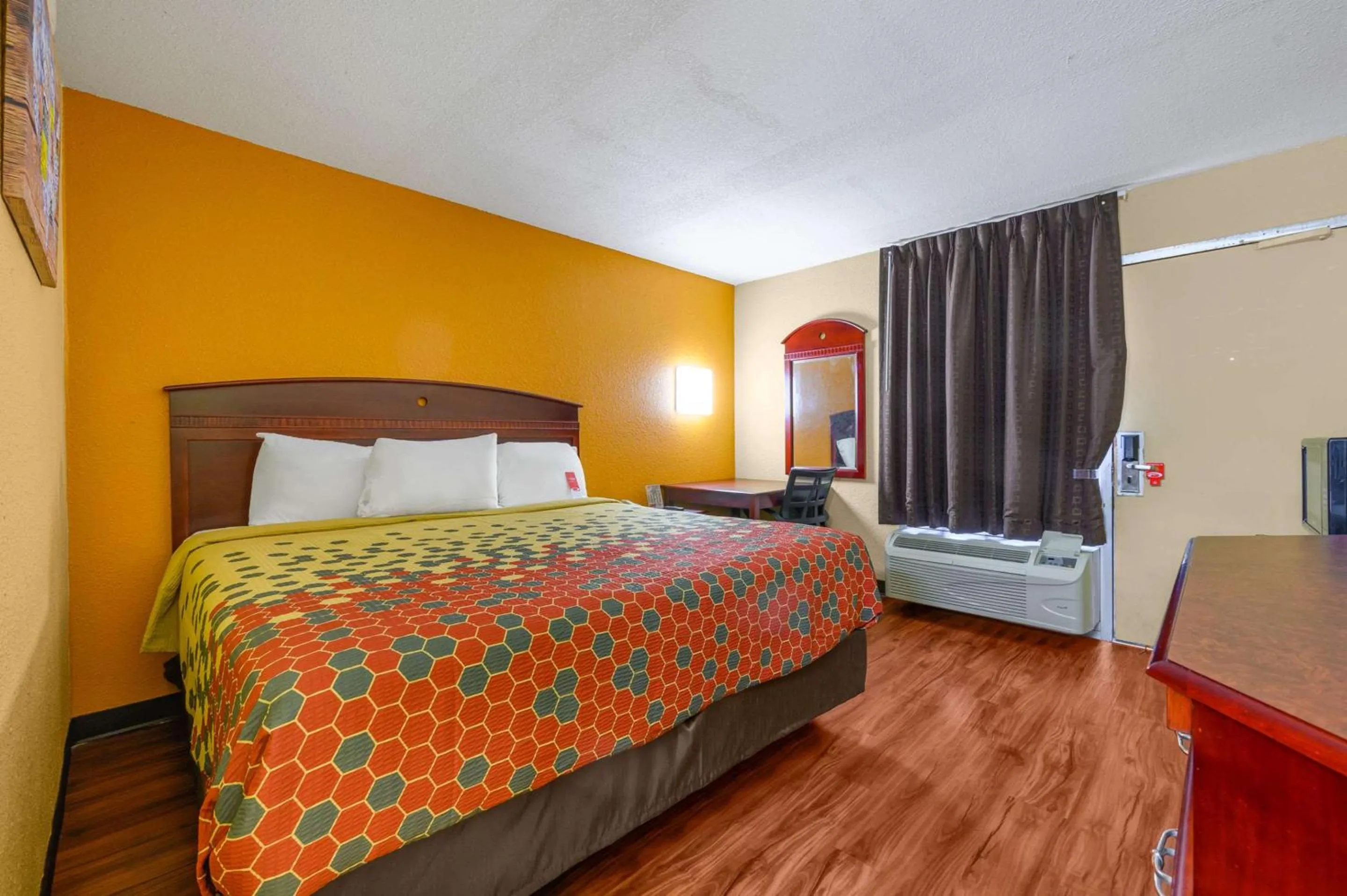 Bedroom, Bed in Econo Lodge Decatur South
