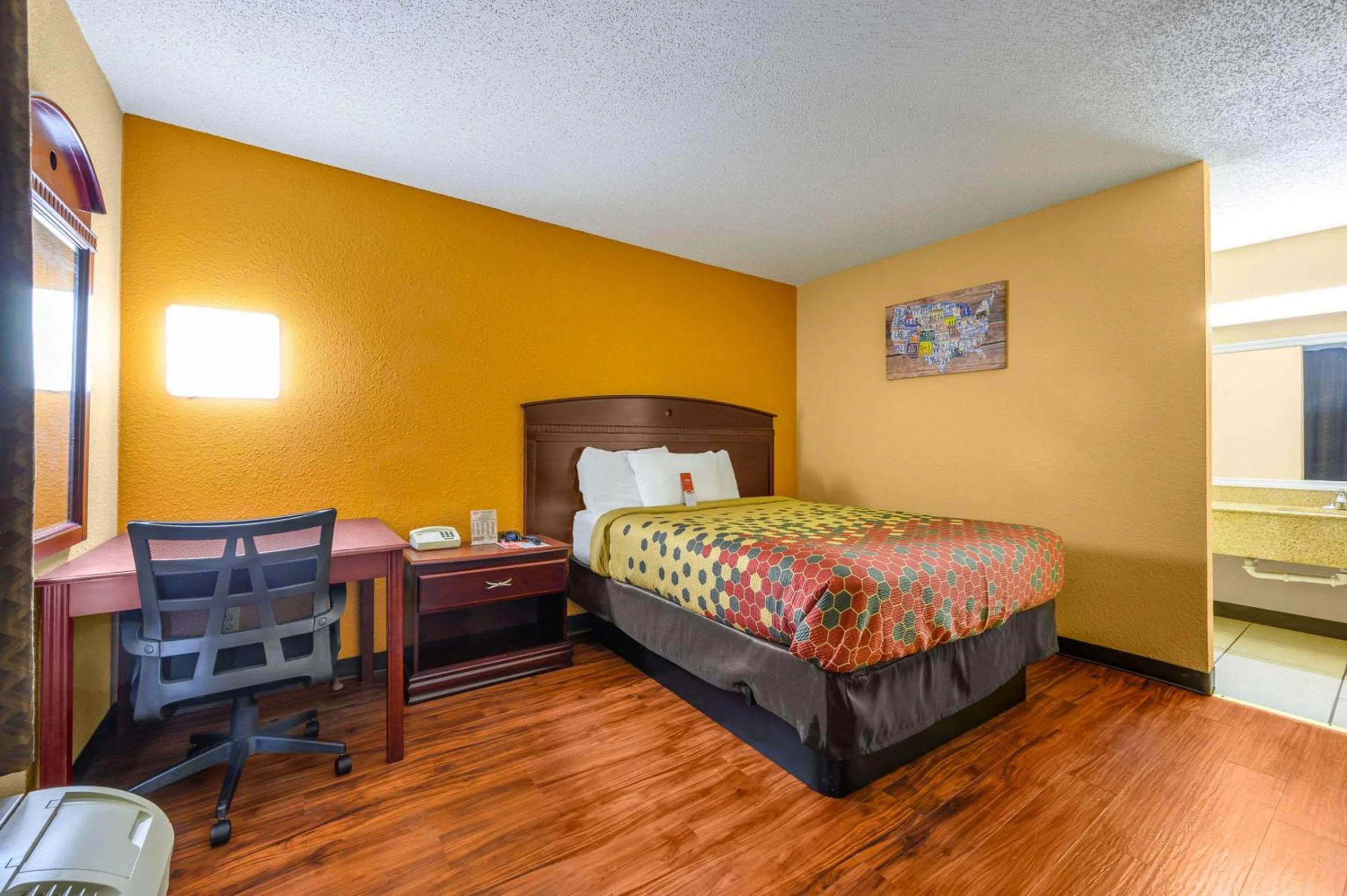 Bedroom, Bed in Econo Lodge Decatur South