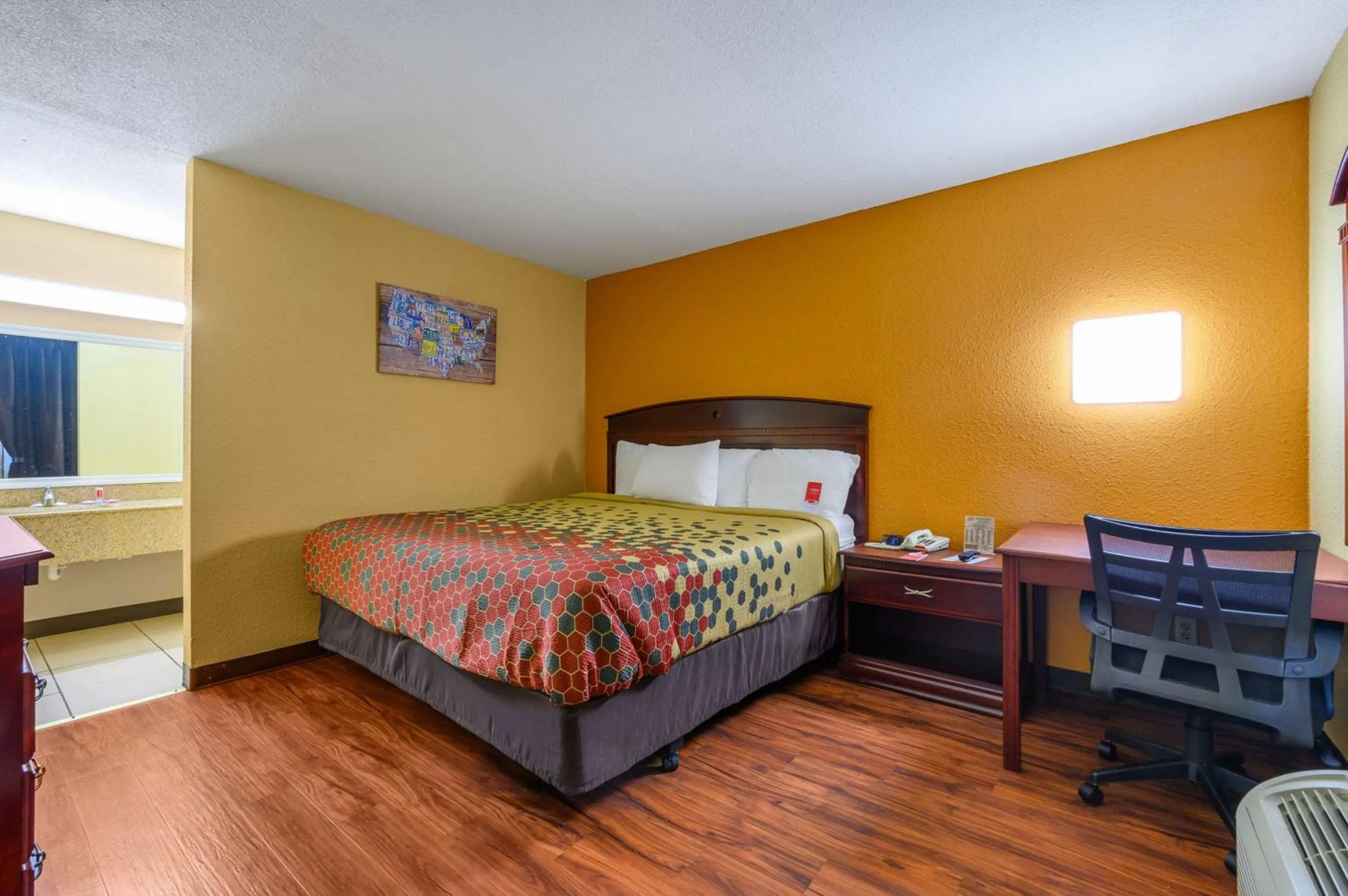 Bedroom, Bed in Econo Lodge Decatur South