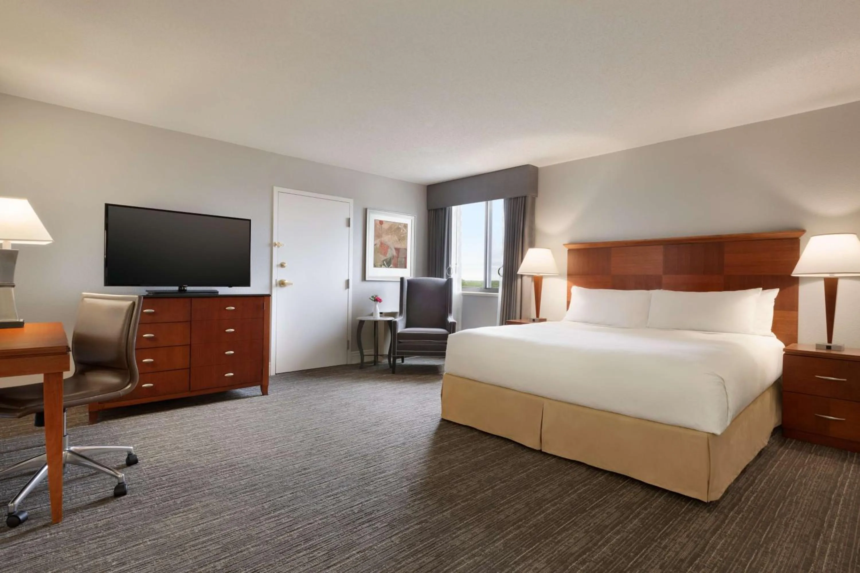 Bed in DoubleTree by Hilton Minneapolis Park Place