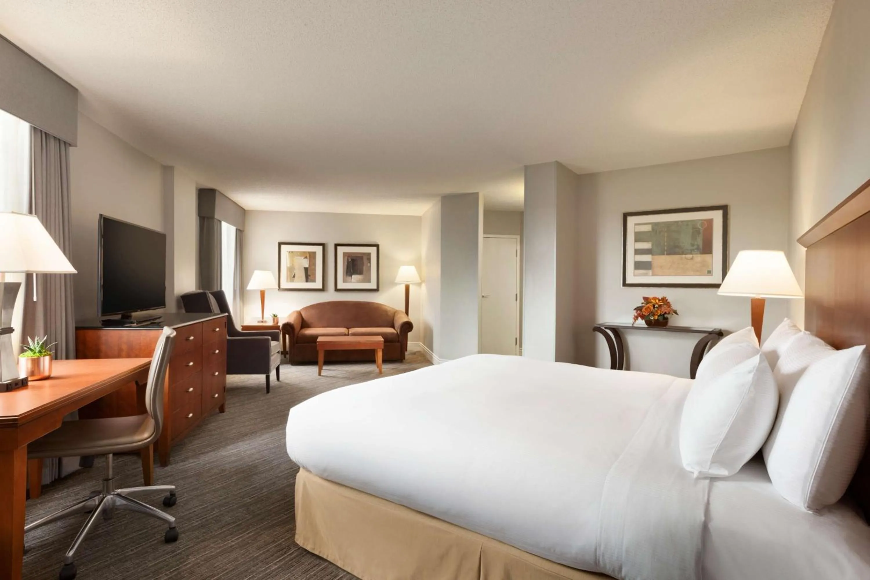 Bed in DoubleTree by Hilton Minneapolis Park Place