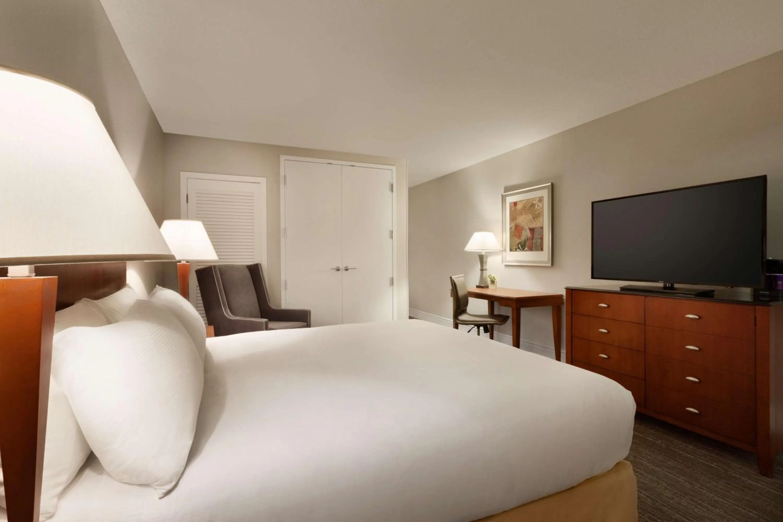 Bed in DoubleTree by Hilton Minneapolis Park Place