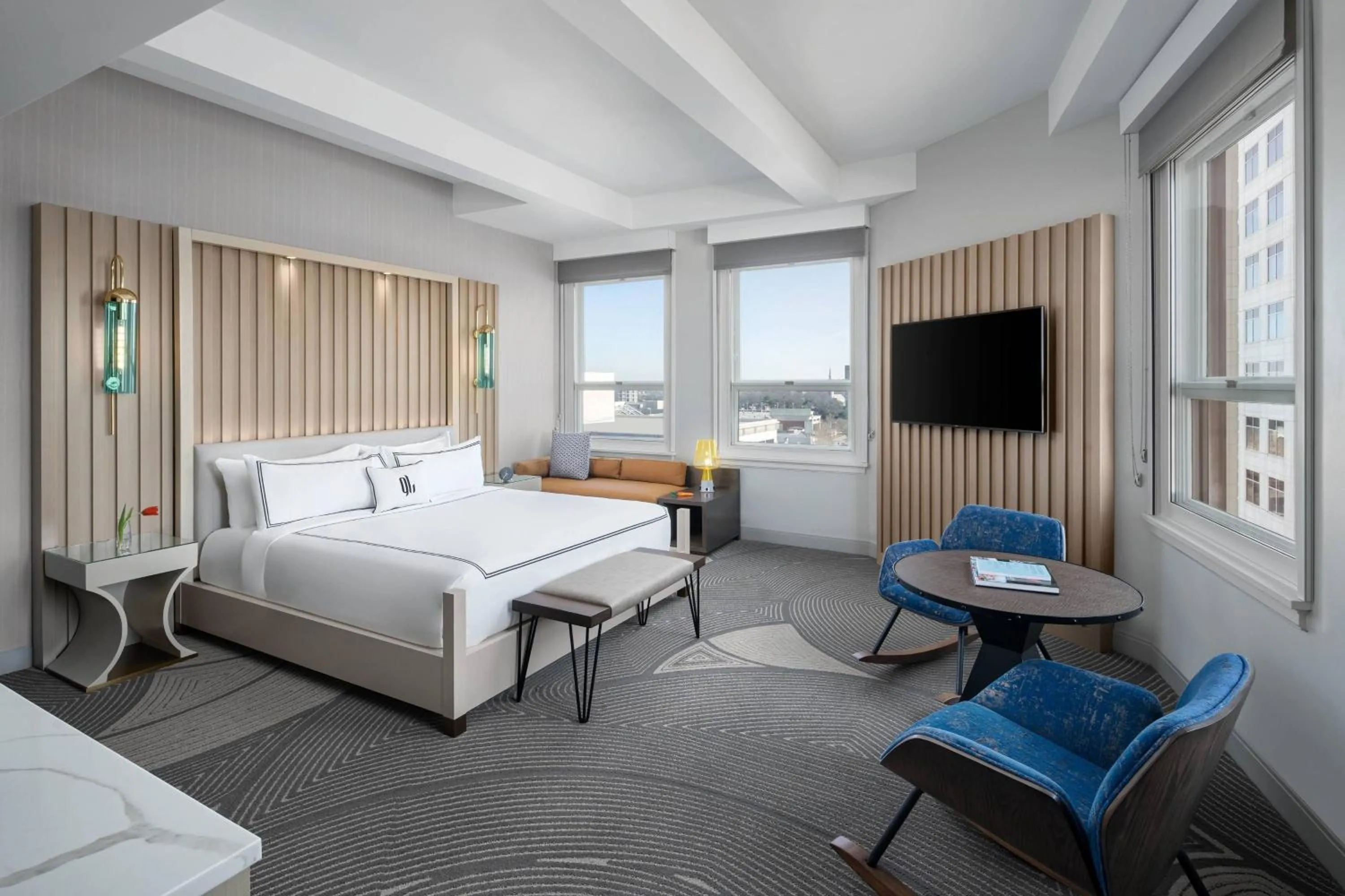 Photo of the whole room, Bed in Glass Light Hotel & Gallery, Autograph Collection