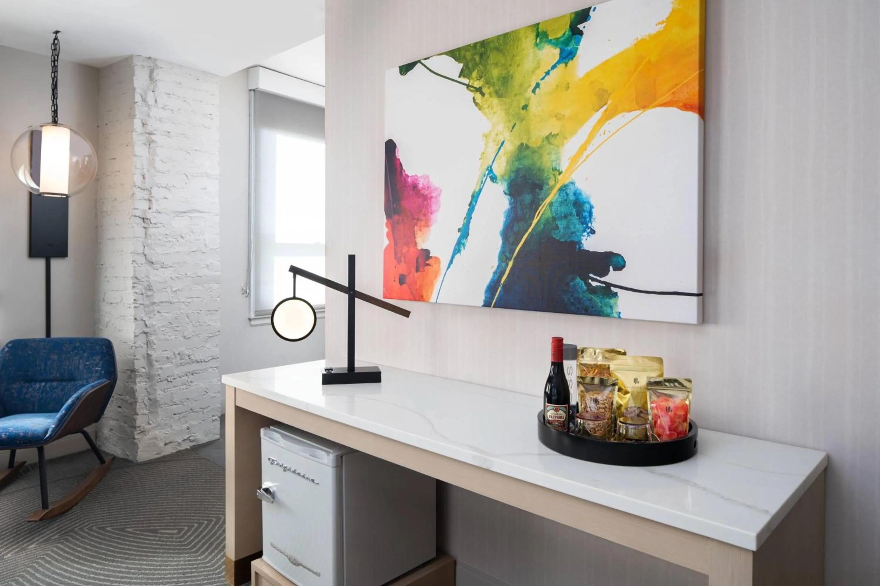 Lounge or bar in Glass Light Hotel & Gallery, Autograph Collection