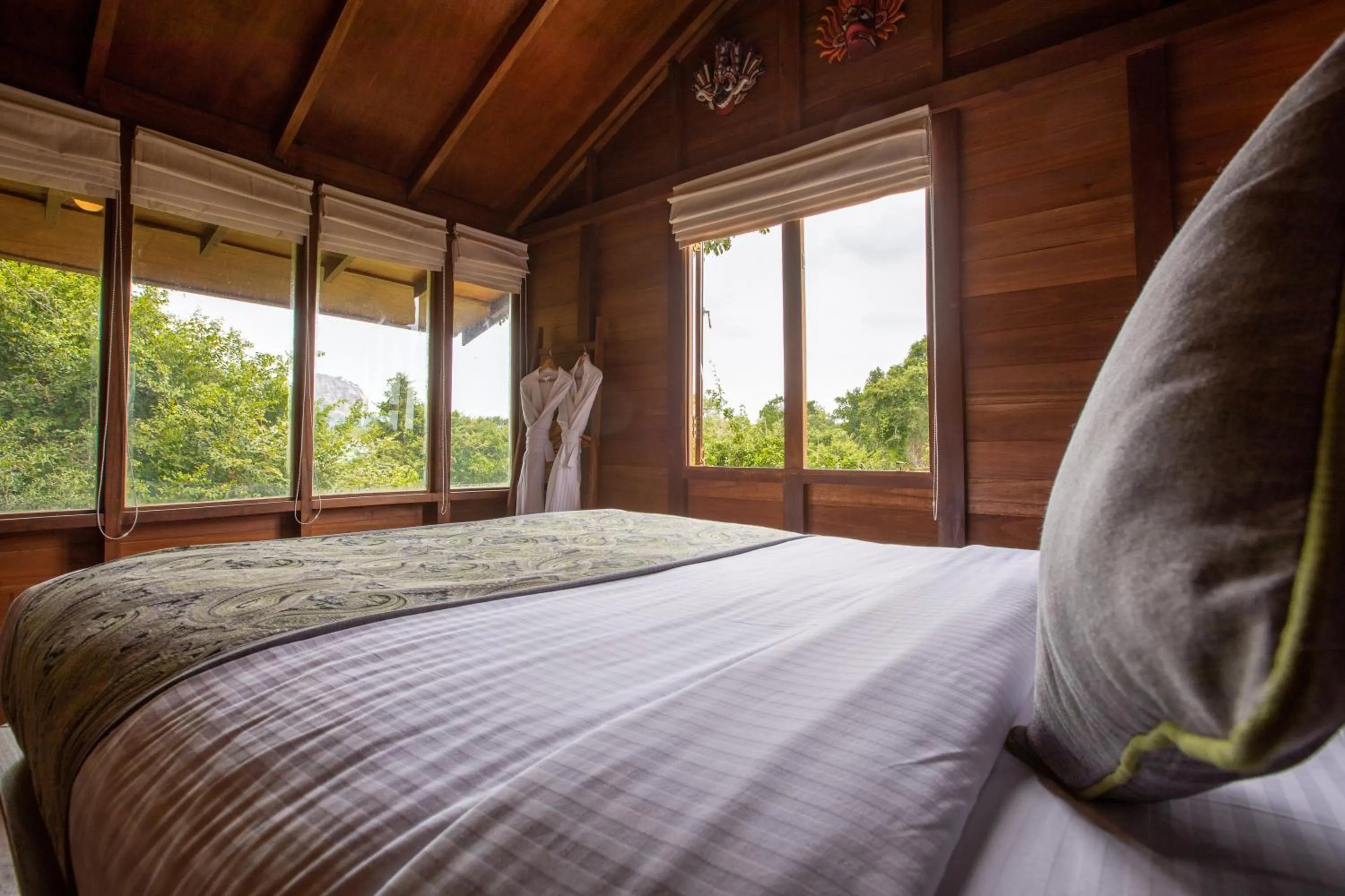 Bed in Sigiriya King's Resort