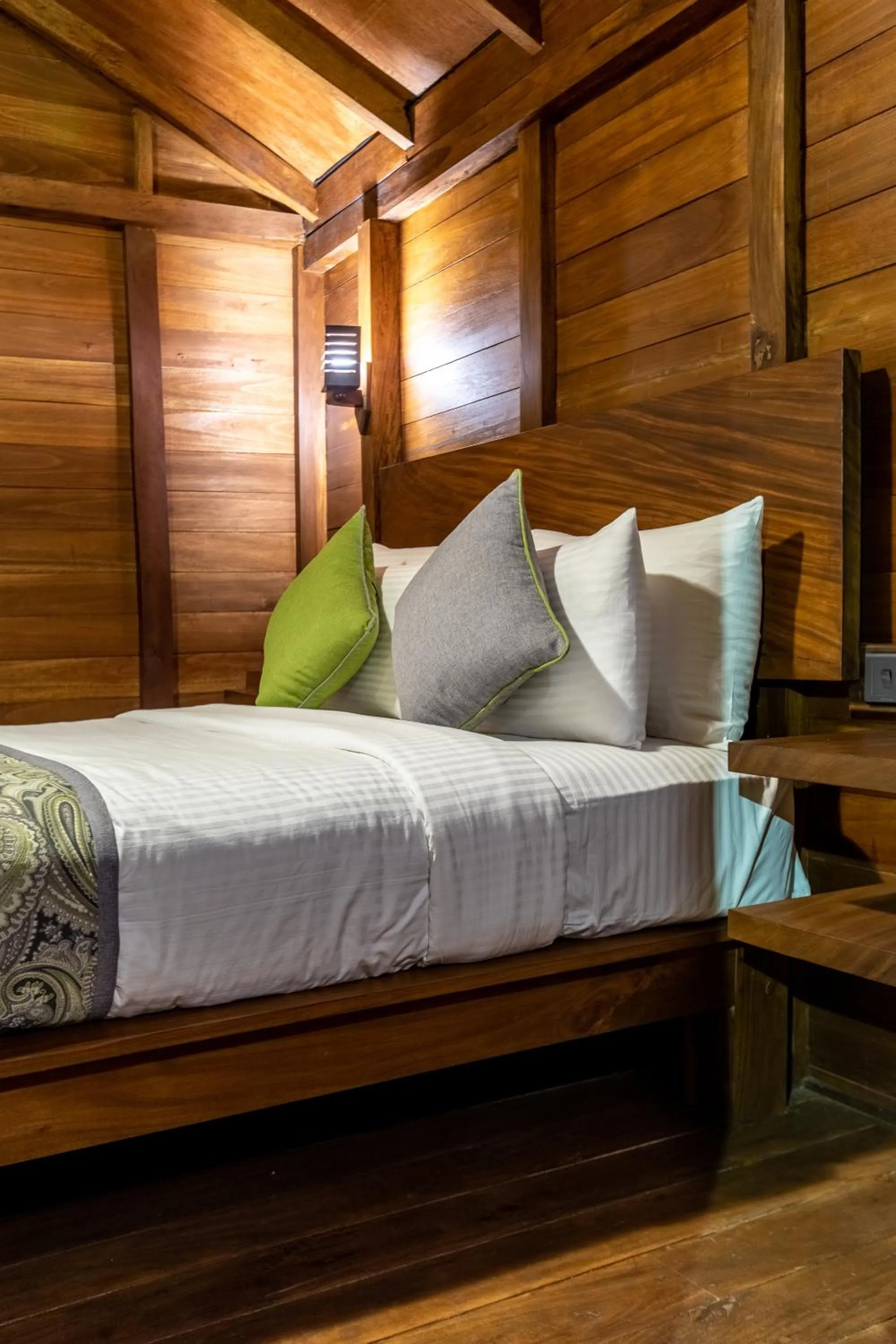 Bed in Sigiriya King's Resort