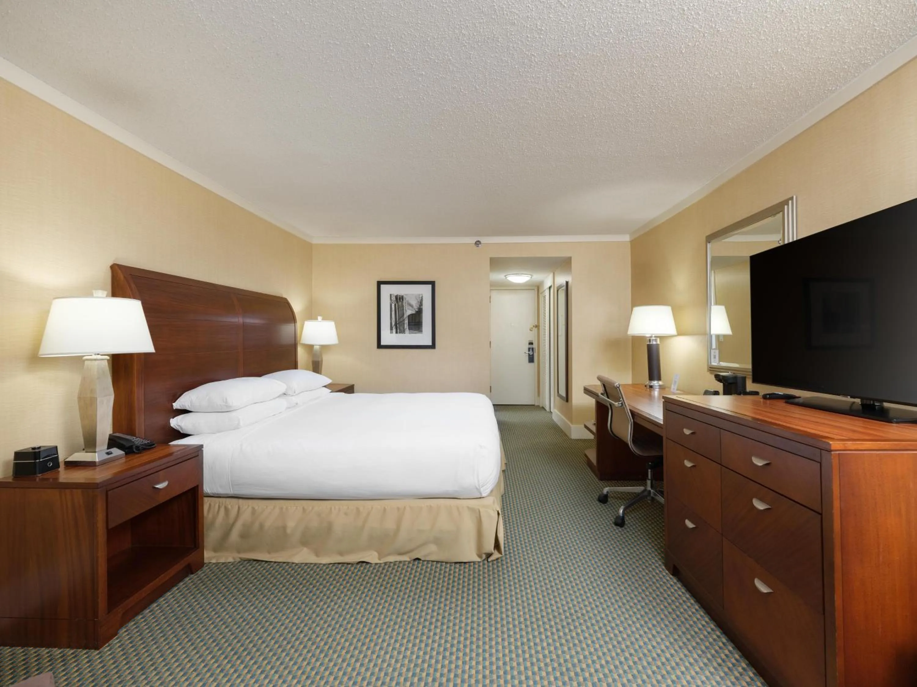 Bedroom, Bed in DoubleTree by Hilton Stamford