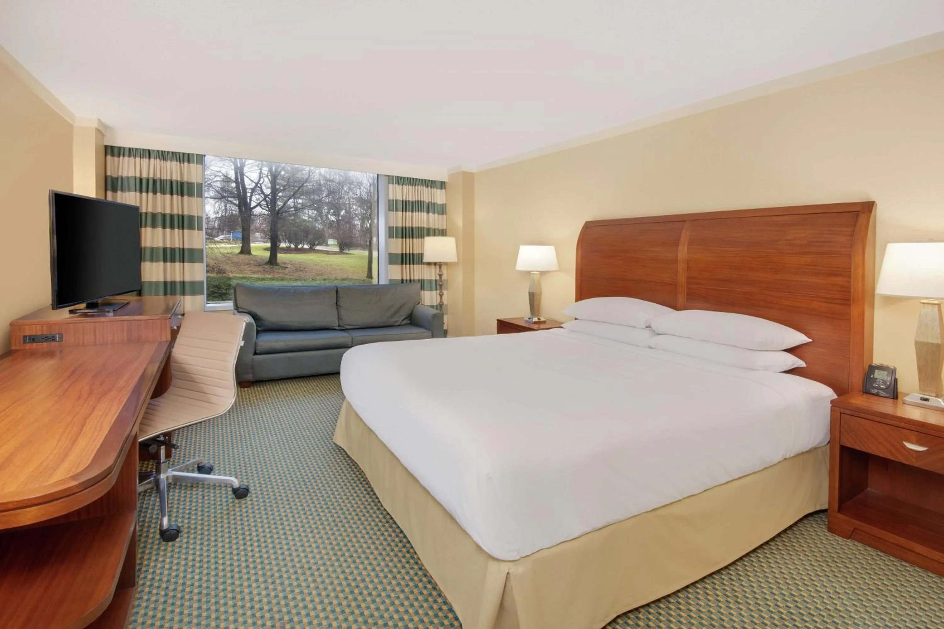 King Room with Sofa Bed - Non-Smoking in Hilton Stamford Hotel & Executive Meeting Center