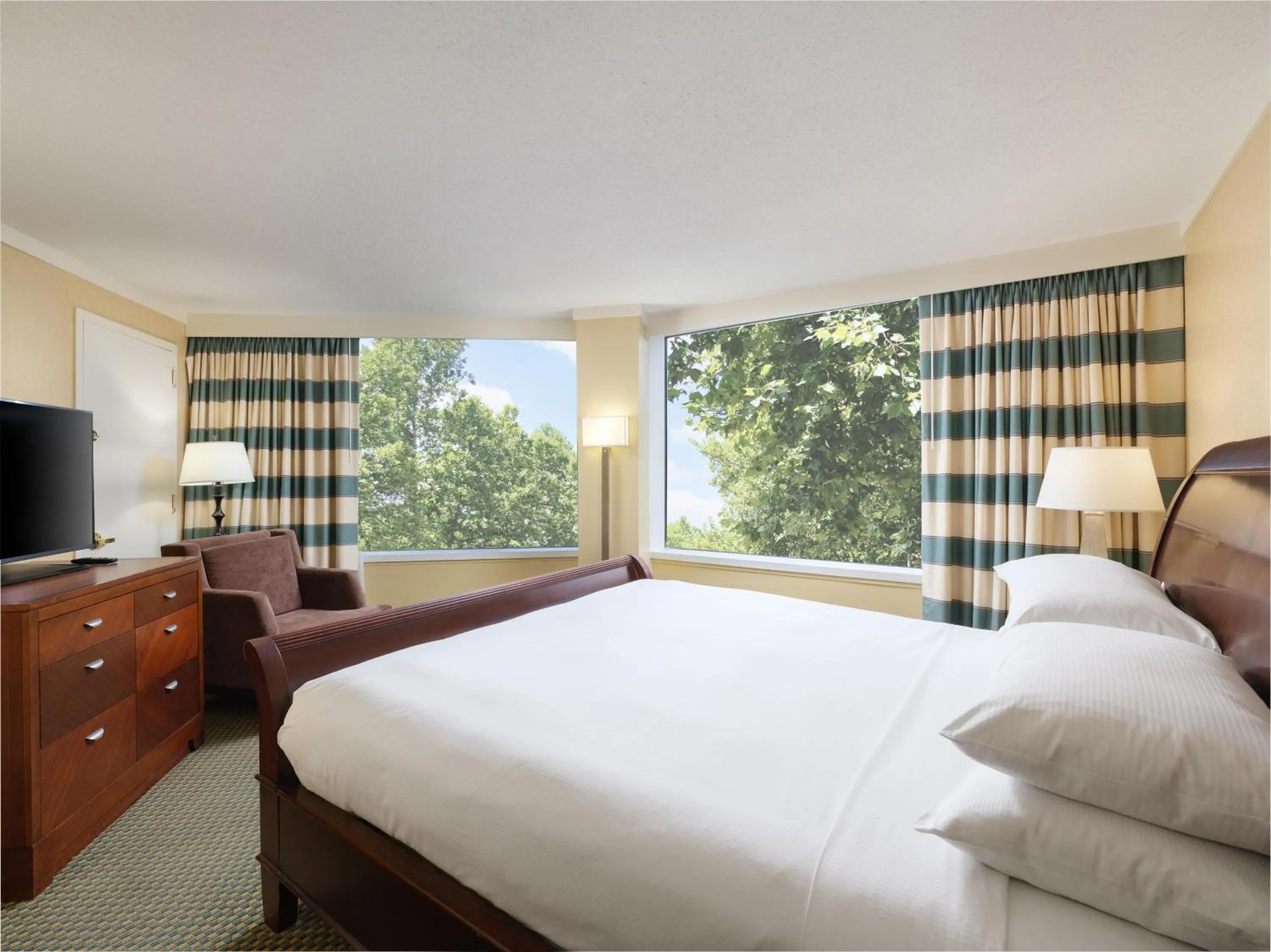 Living room, Bed in DoubleTree by Hilton Stamford