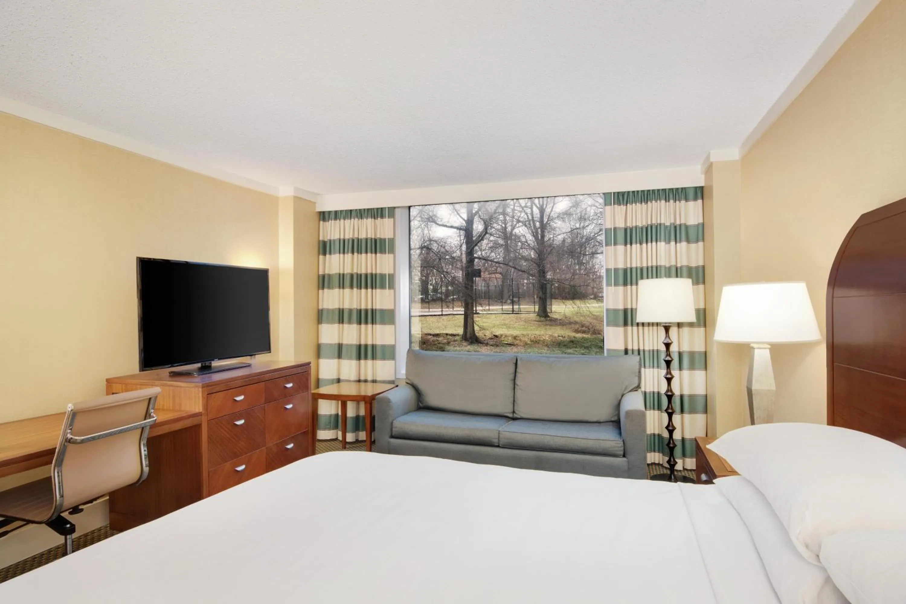 Bedroom, Bed in DoubleTree by Hilton Stamford