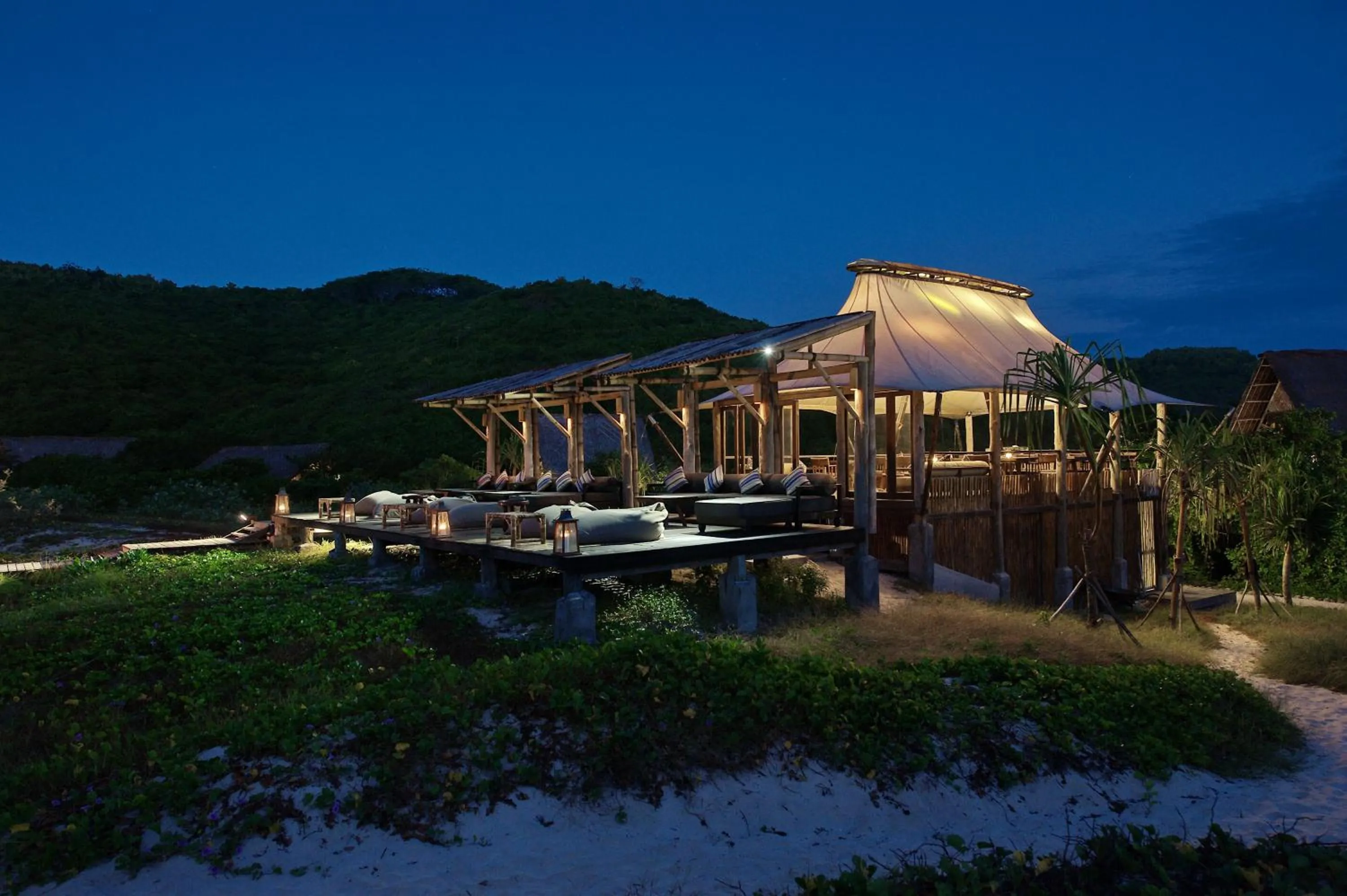 Restaurant/places to eat in Jeeva Beloam Beach Camp