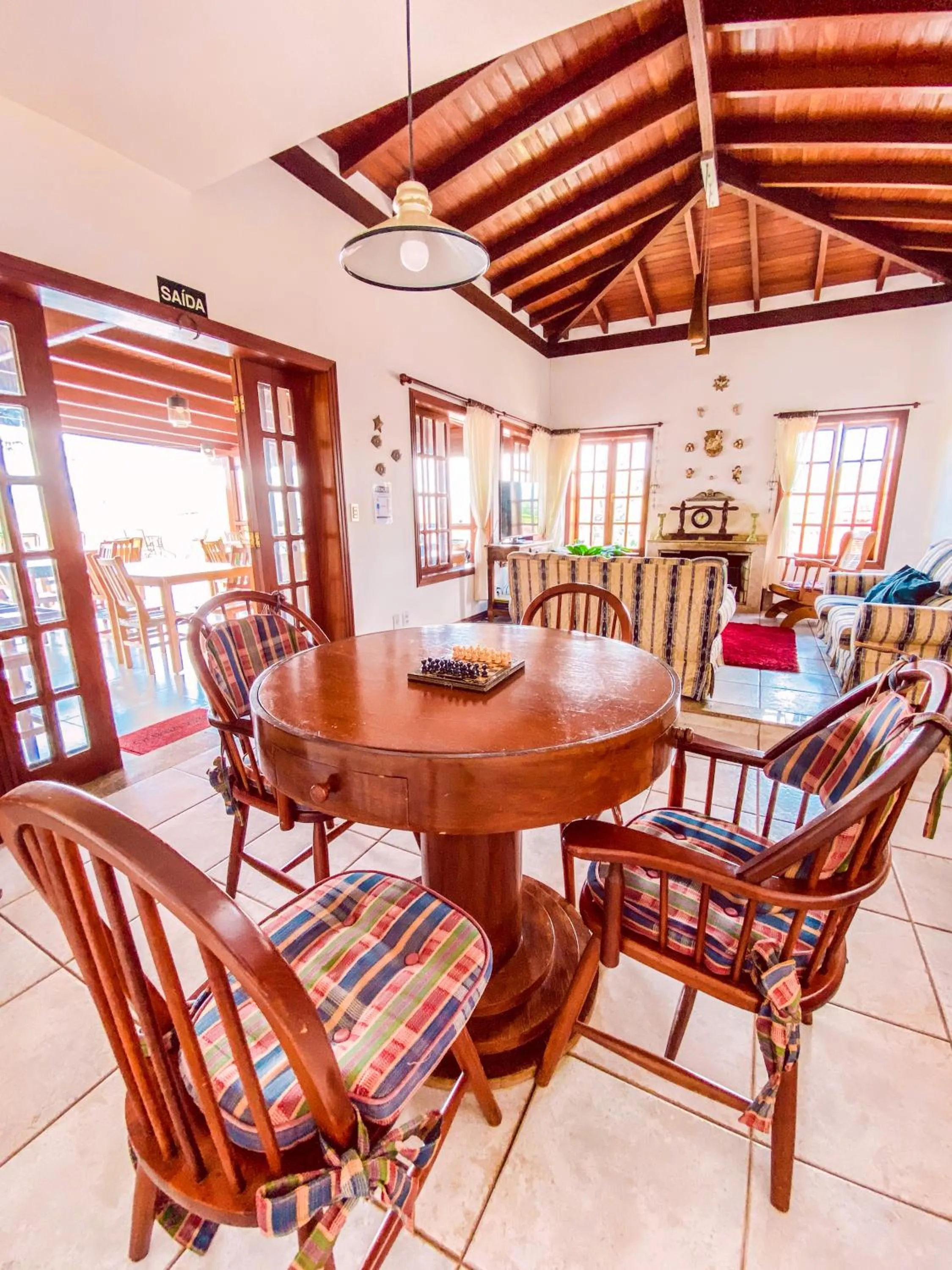 Communal lounge/ TV room in Pousada Quintal da Lua