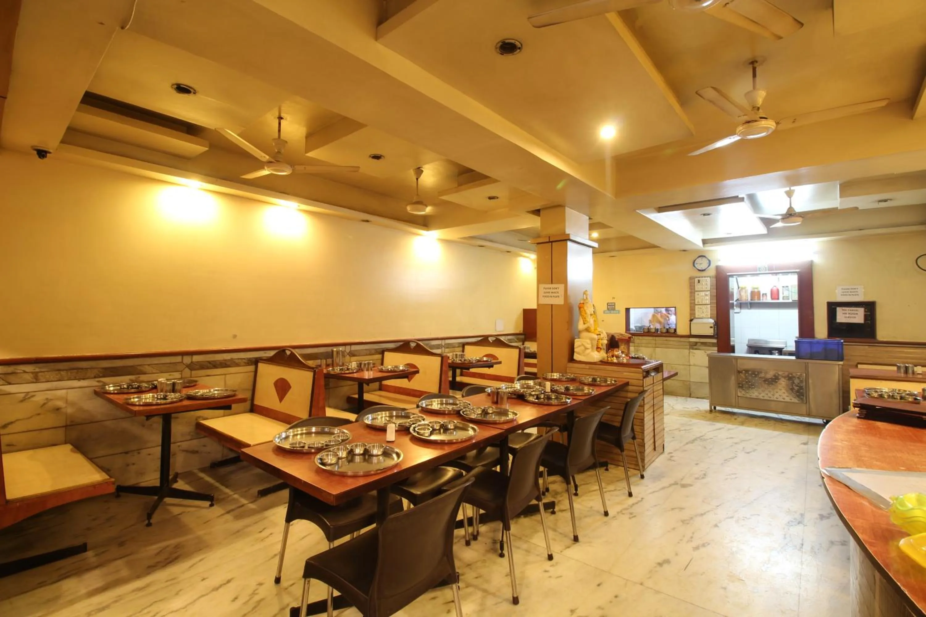 Restaurant/places to eat in Hotel Shivkrupa