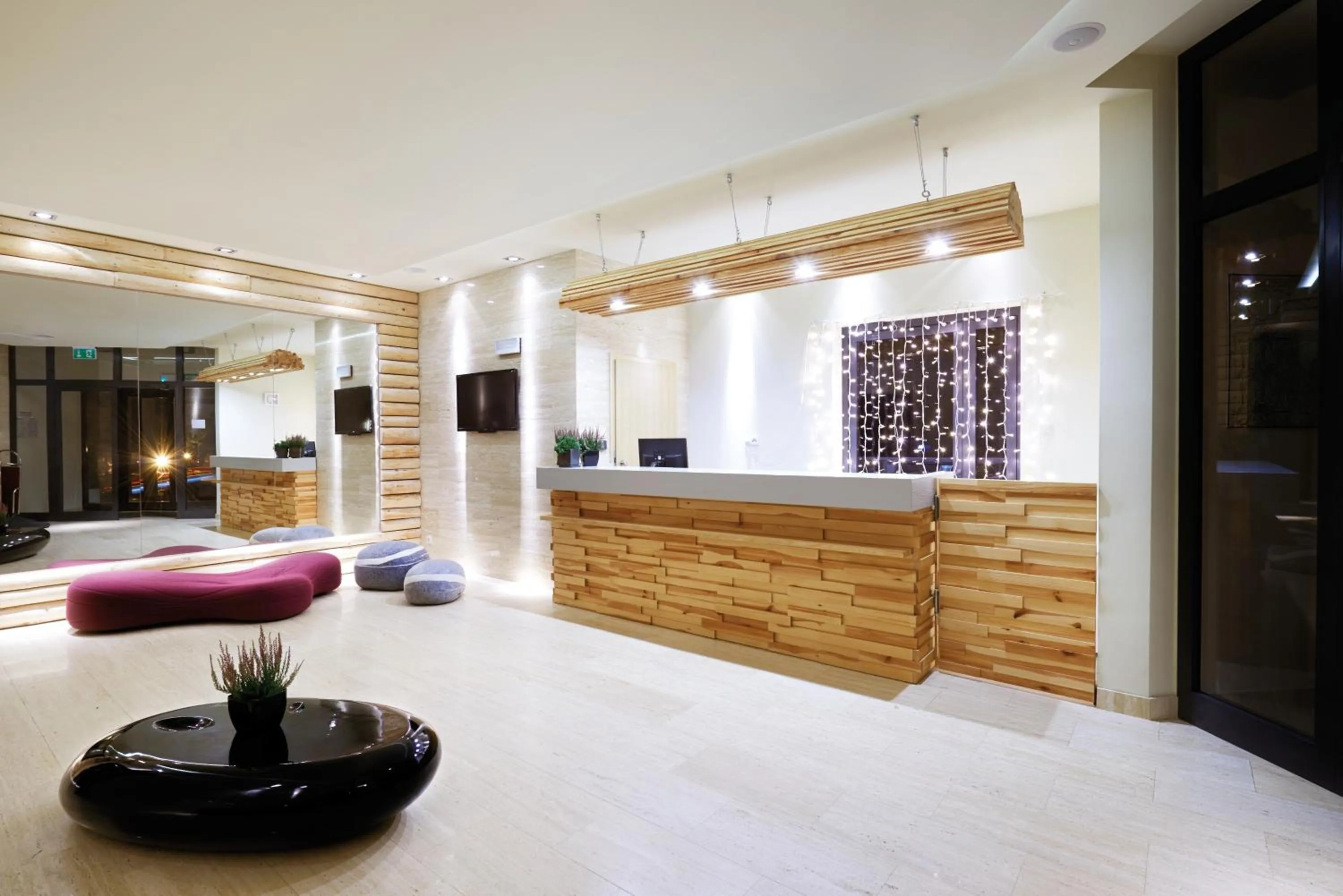 Lobby or reception in Aparthotel Cristal Resort Szklarska Poręba by Zdrojowa