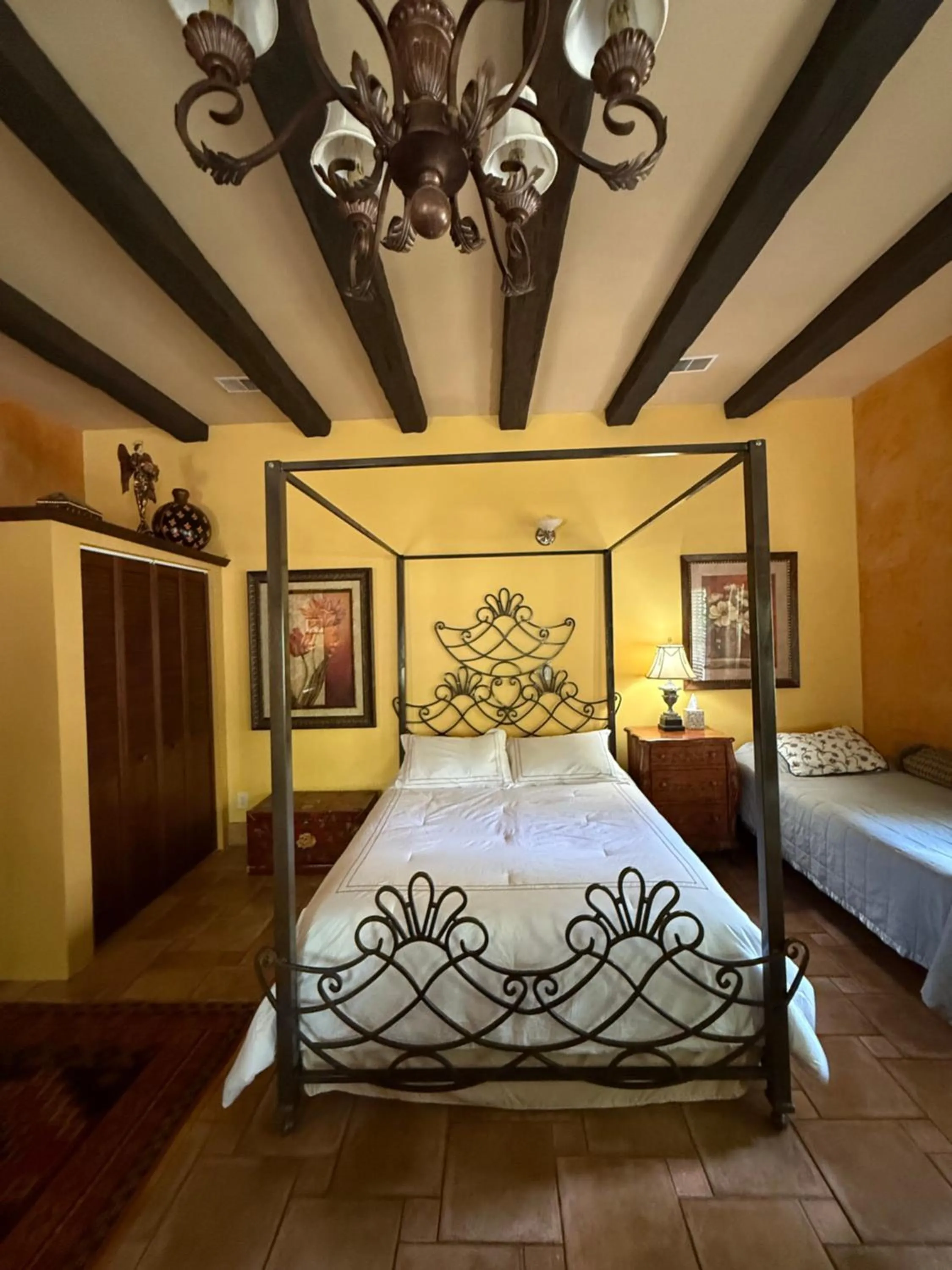 Bed in Flowertown Bed and Breakfast